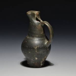 A VERY RARE ETRUSCAN BLACK-GLAZED MINIATURE OINOCHOE WITH BEAKED SPOUT: A VERY RARE ETRUSCAN BLACK-GLAZED MINIATURE OINOCHOE WITH BEAKED SPOUT Etruria