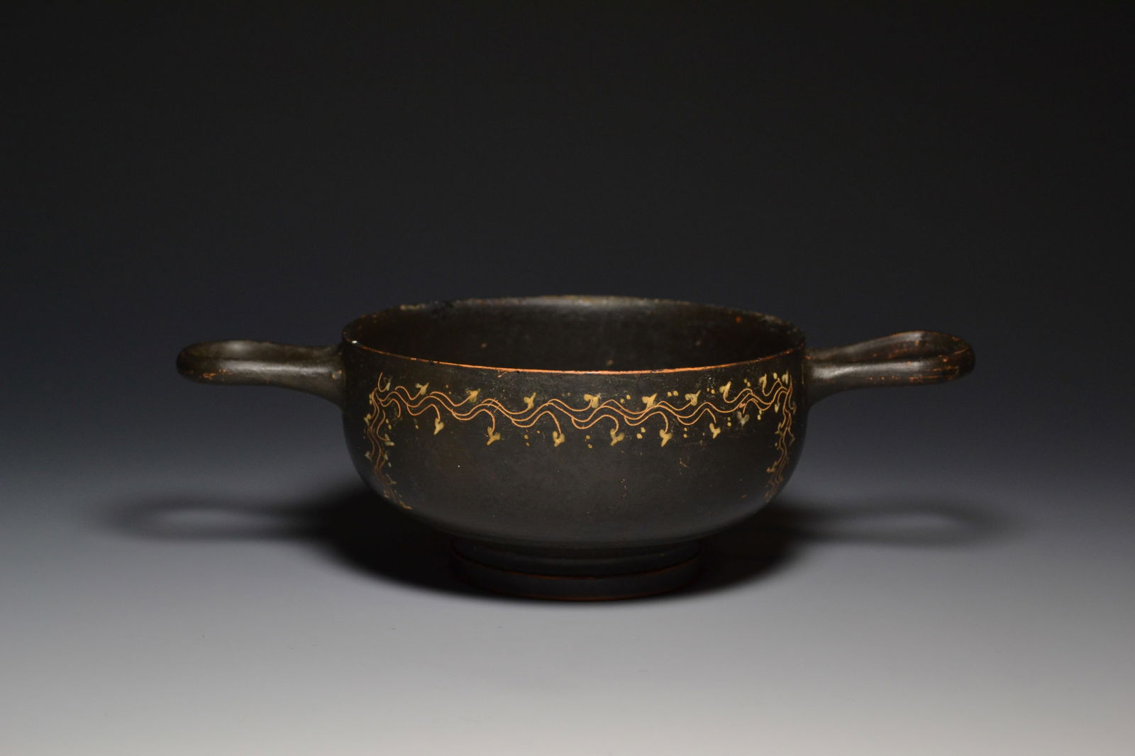 APULIAN GNATHIA WARE SKYPHOS WITH FLORAL DECORATION (1 of 3)