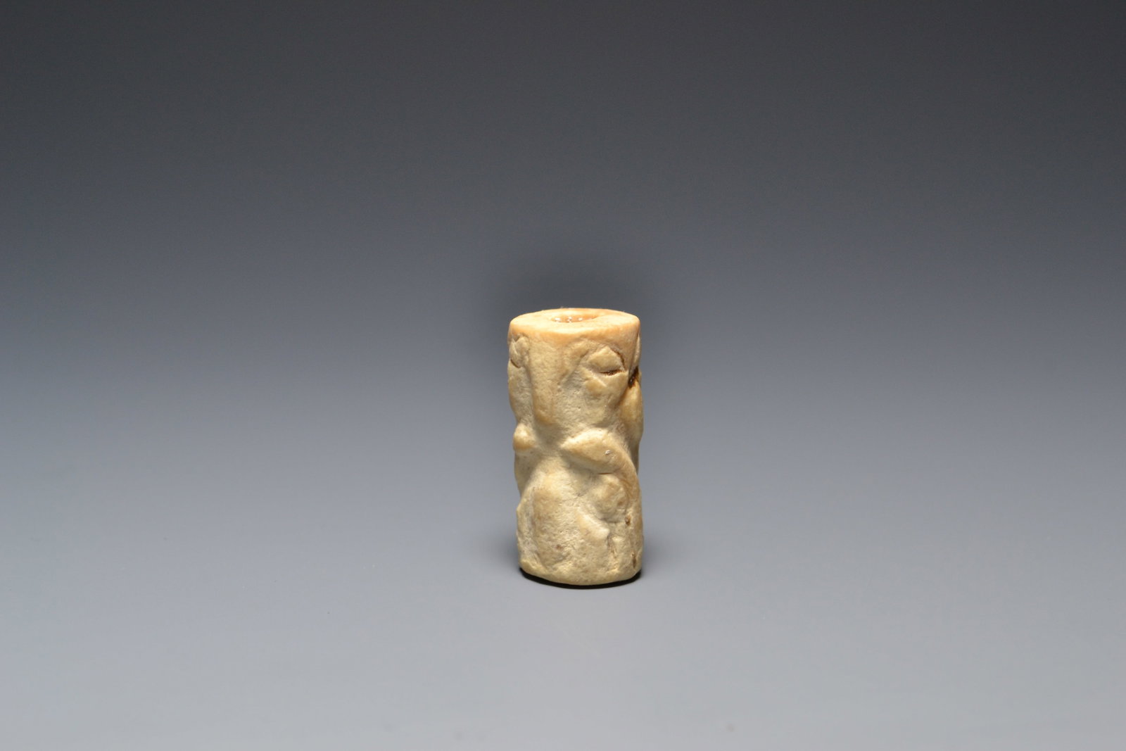 MESOPOTAMIAN CYLINDER SEAL WITH FIGHTING ANIMALS (1 of 5)