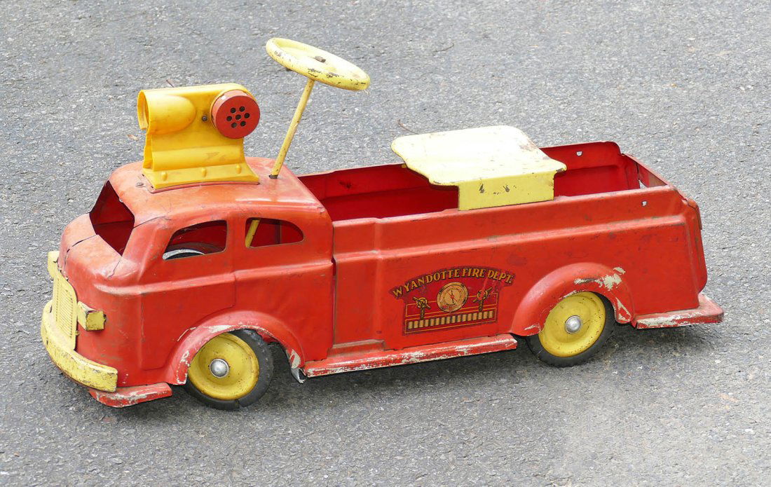 Vintage Wyandotte Fire Department Pressed Steel Ride-On Fire Engine (1 of 5)