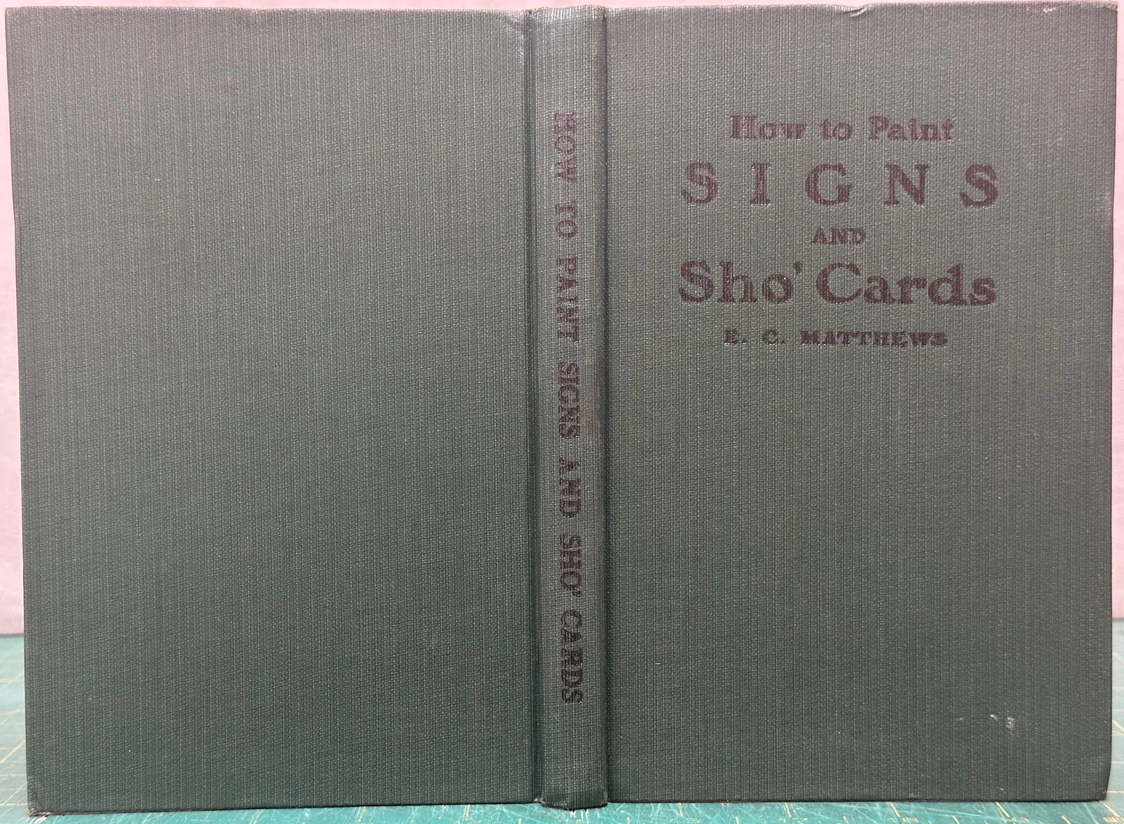 Advertising HT PAINT SIGNS Matthews 1920: Matthews, E C; How To Paint Signs and Sho' Cards : A Complete Course of Self-Instruction containing 100 Alphabets and Designs; New York: J S Ogilvie Publishing 1920. 70 pages. Hardcover Sign Painting 