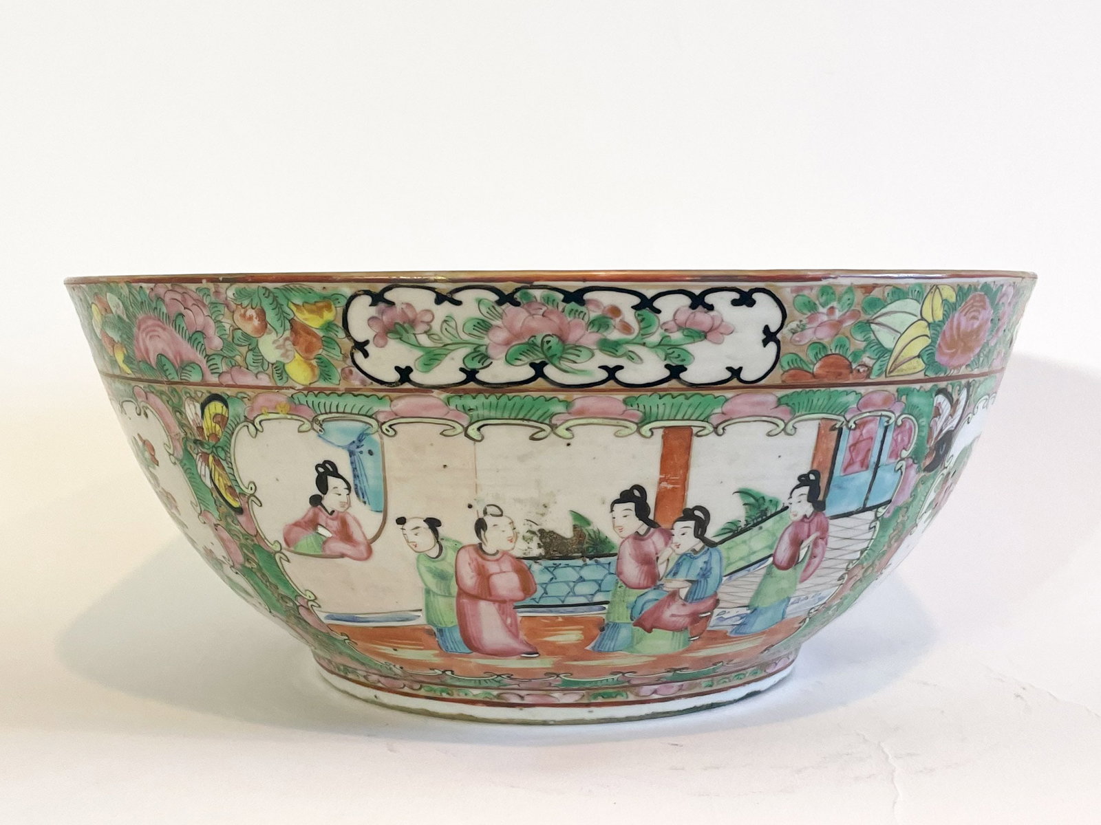 A Large 19th Century Cantonese Familie Rose Export Bowl (1 of 10)