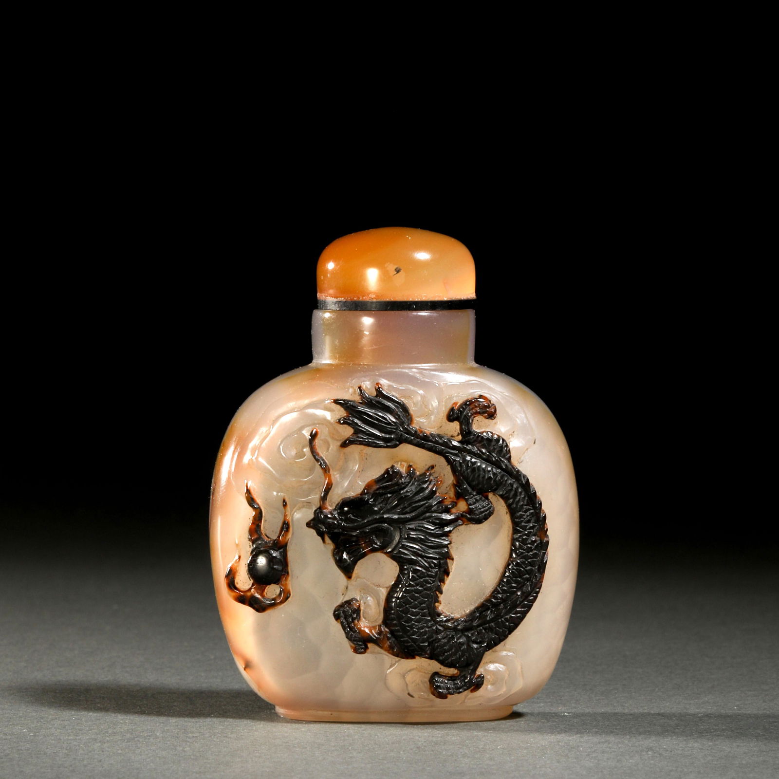 QING DYNASTY AGATE DRAGON PATTERN SNUFF BOTTLE (1 of 6)