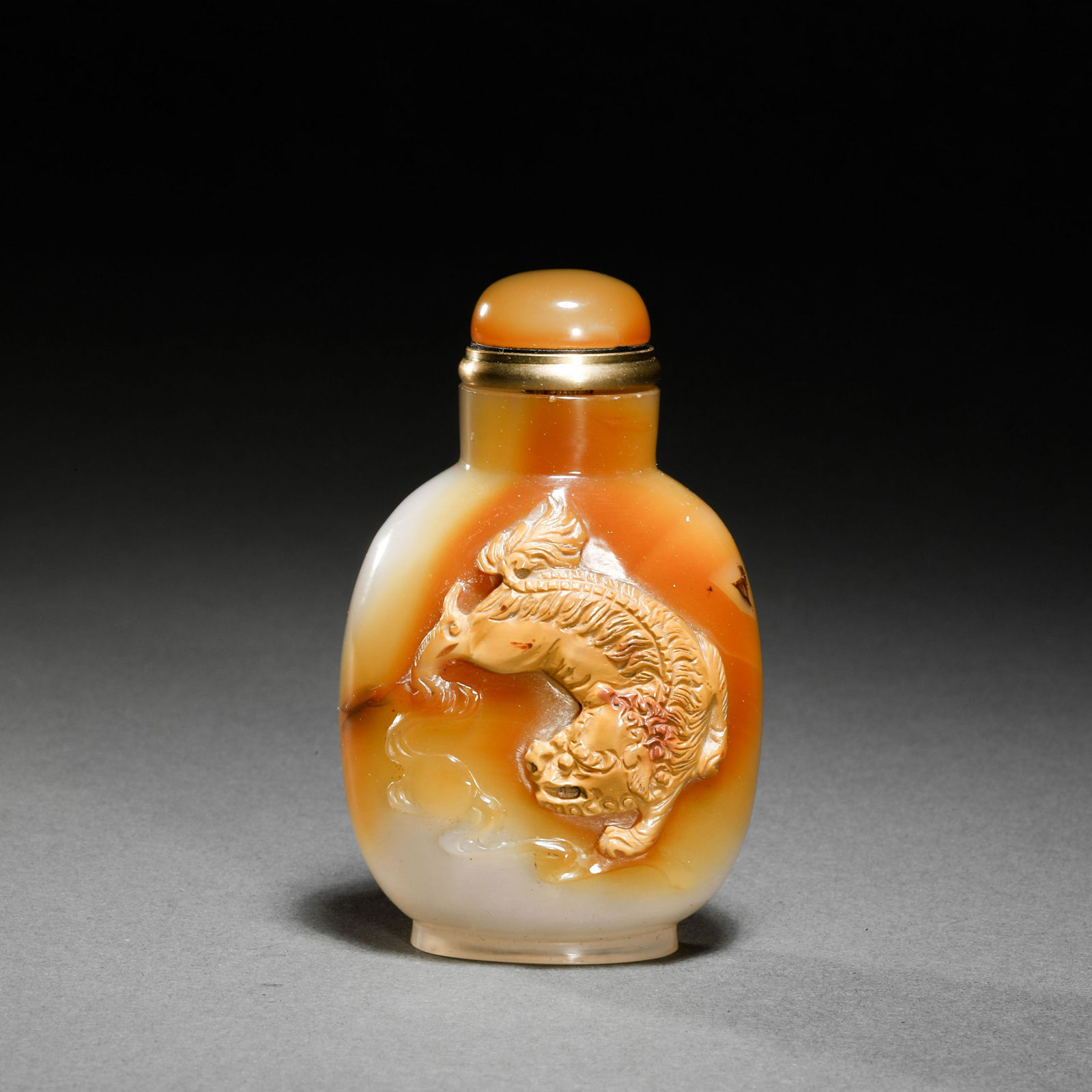 ONYX SNUFF BOTTLE WITH ANIMAL PATTERN FROM THE QING DYNASTY (1 of 7)