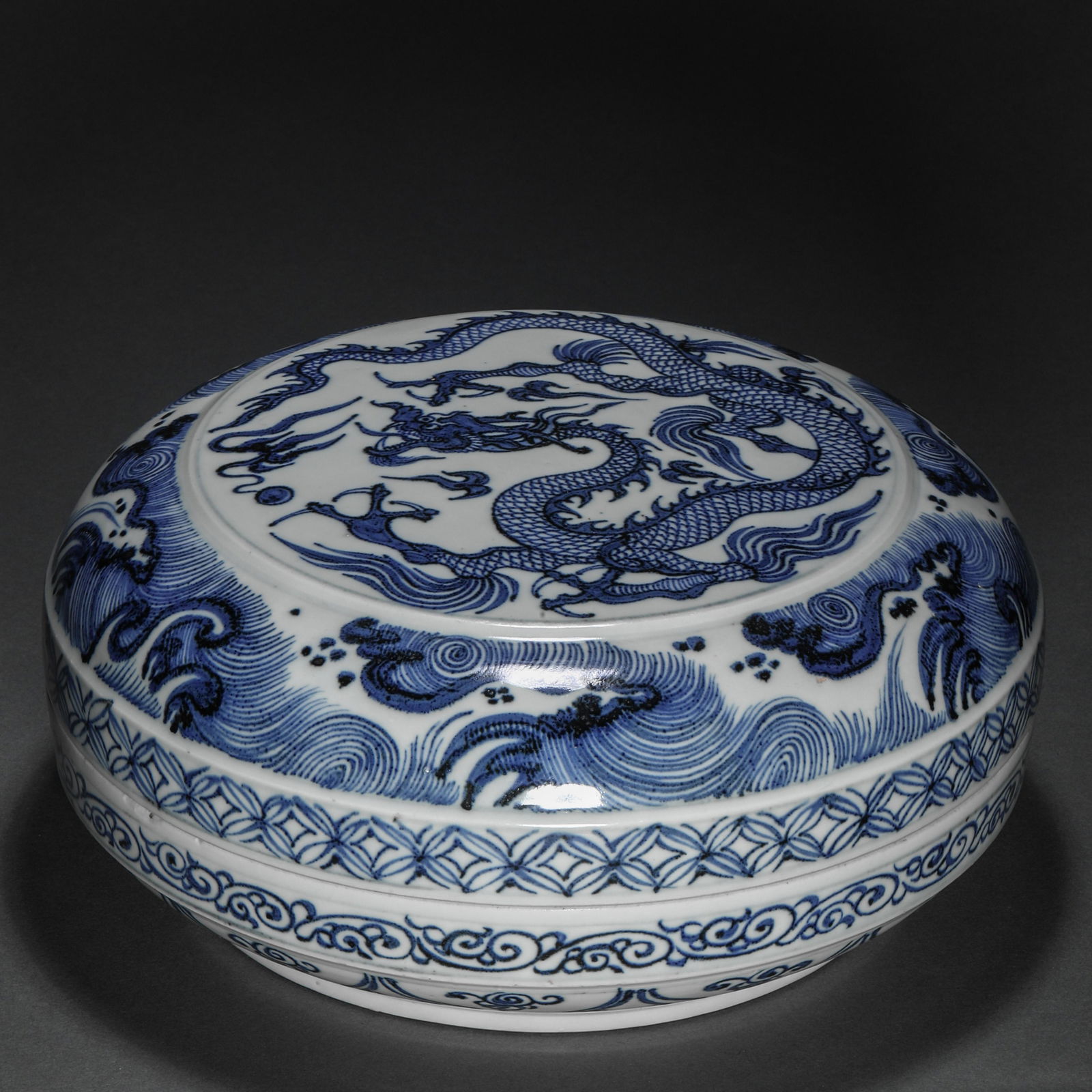 YUAN DYNASTY BLUE AND WHITE DRAGON PATTERN HOLDING BOX (1 of 11)