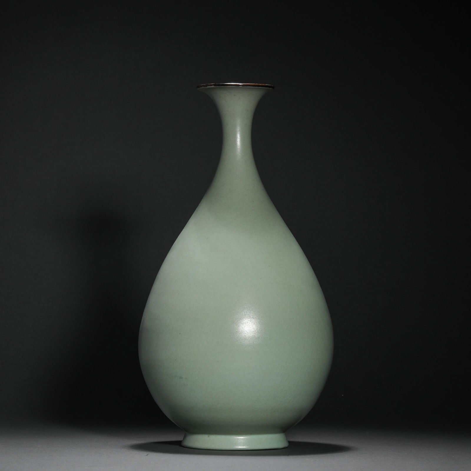 SONG DYNASTY OFFICIAL WARE CELADON POT (1 of 10)