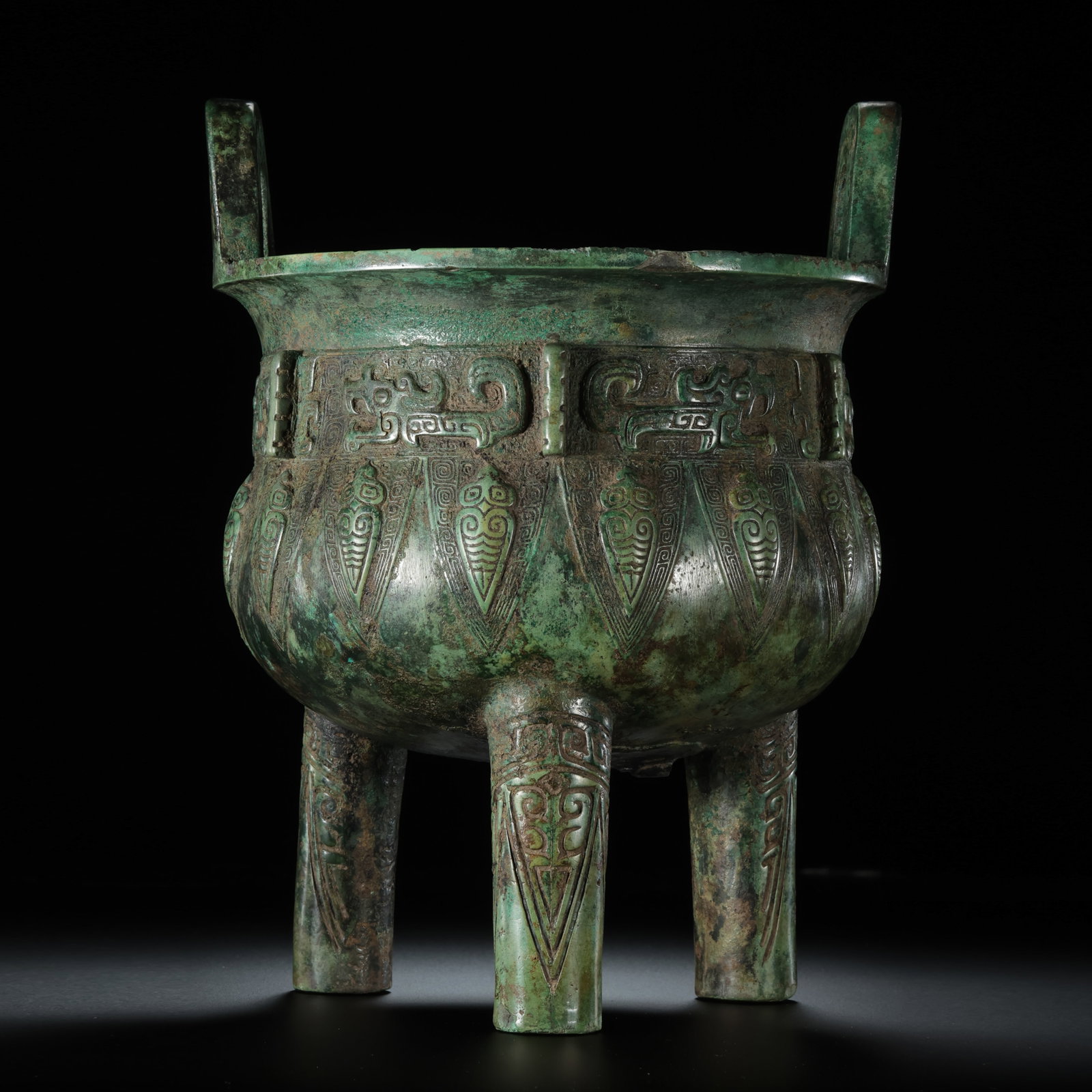 Pre-Ming Dynasty Bronze Kui Dragon and Cicada Pattern Three-Legged Ding Tripod: H. 24.5cm.W.18.7cm.weight. 3109grams