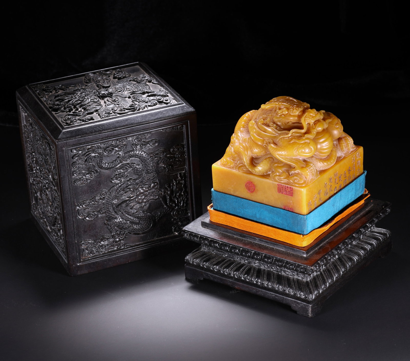 Qing Dynasty Shoushan Stone Dragon-Finial Seal: H. 9cm.W.9.5cm.weight.1375grams