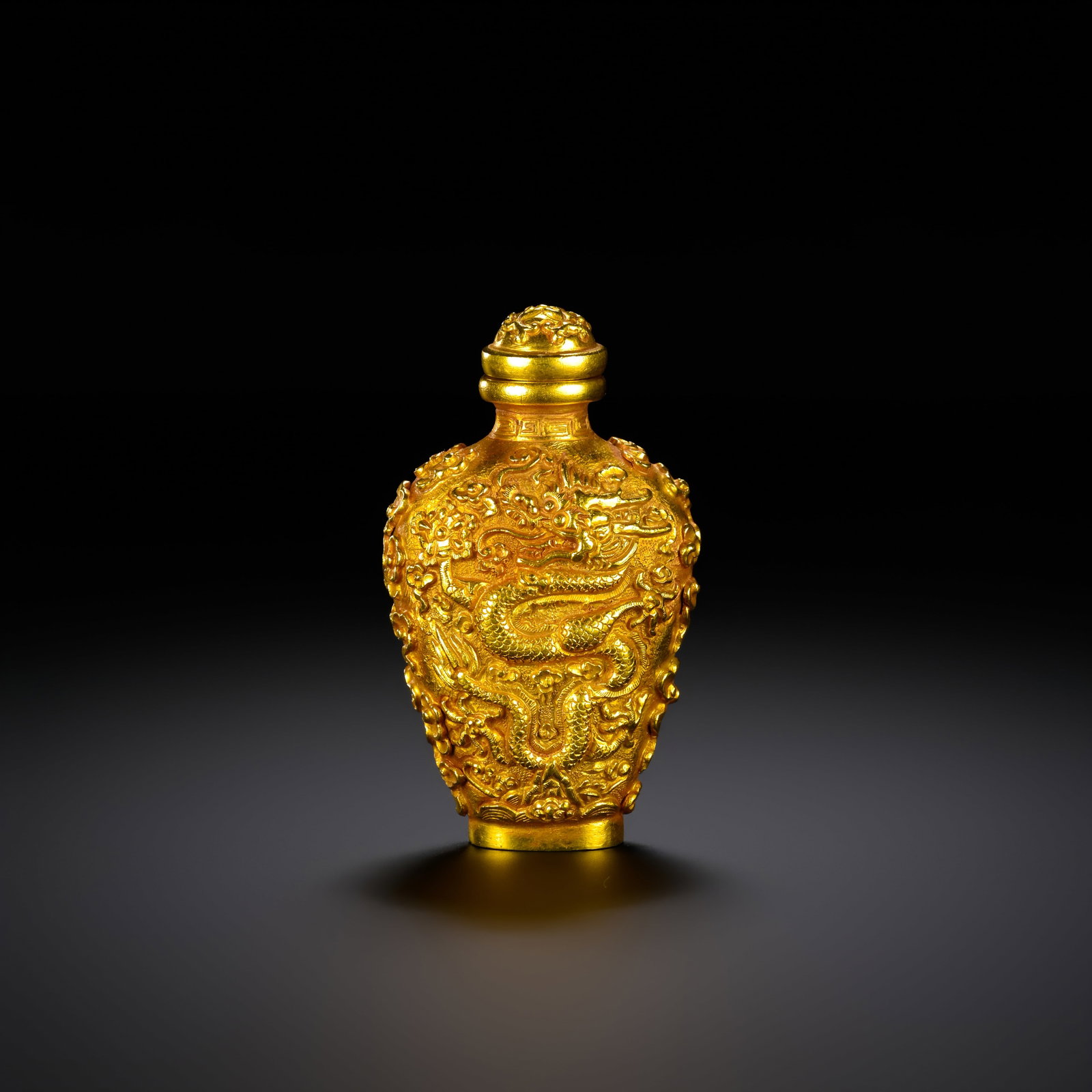 Qing Dynasty Gold Dragon- Pattern Snuff Bottle: H. 6cm.W.3.5cm.weight.72grams