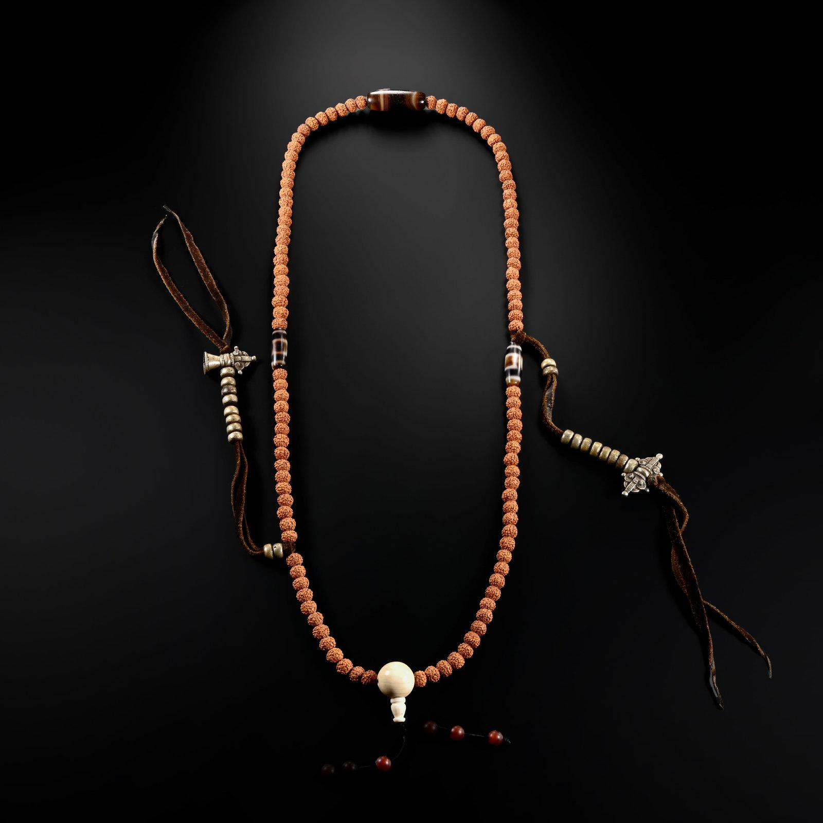Dzi Bead Necklace: H. 1.5cm.W.3.8cm.weight.143grams