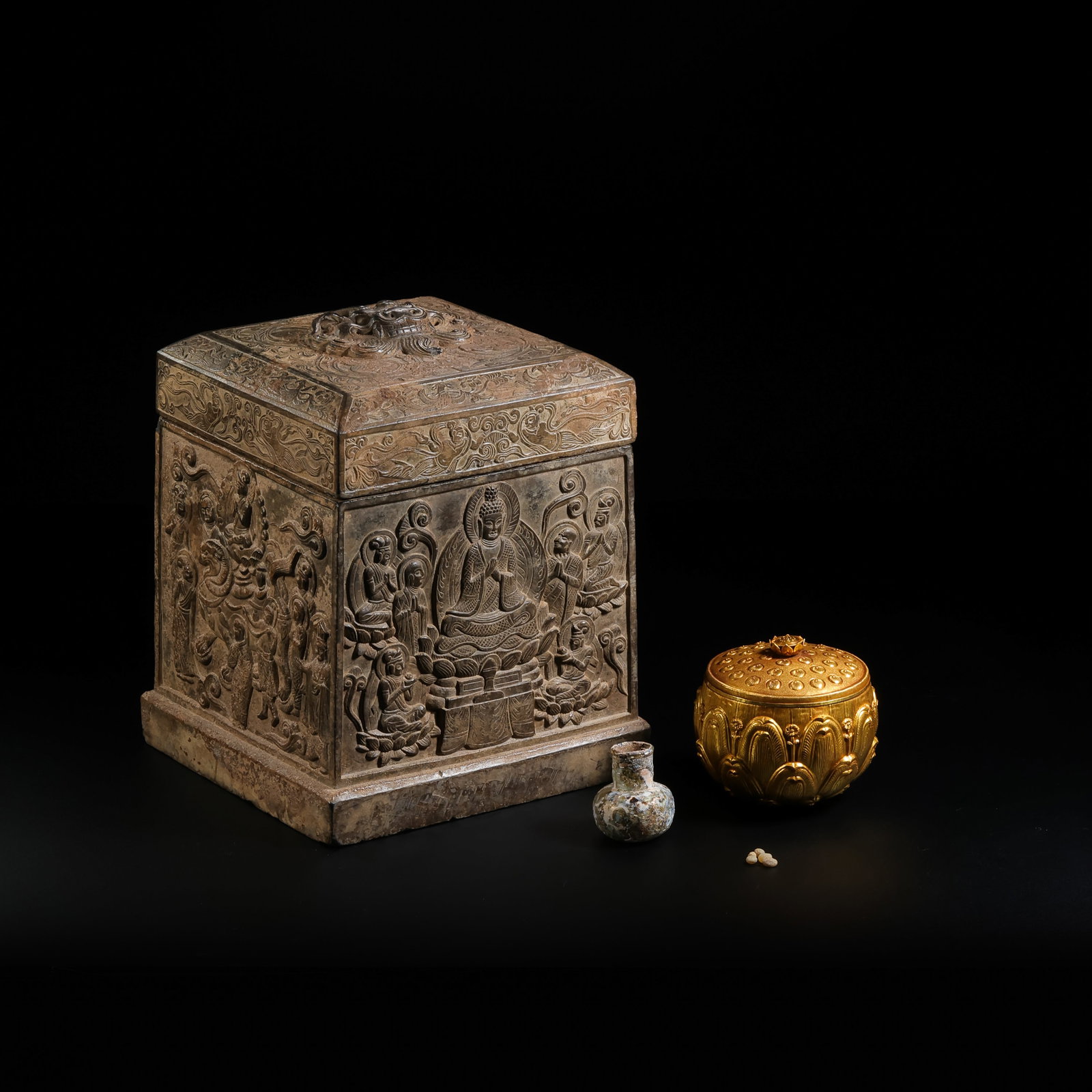 Pre-Ming Dynasty Blue Stone Reliquary with Pure Gold Jar Combination: H. 23cm.W.18.2cm.weight.180grams