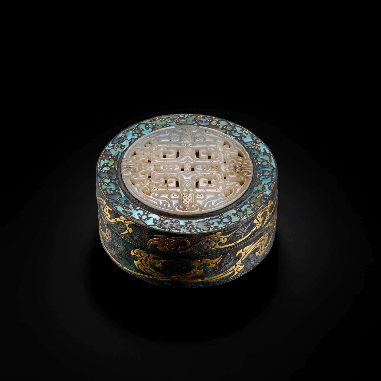 Pre-Ming Dynasty Gold and Silver Inlaid Jade Covered Box: H. 5cm.W.10.5cm.weight.650grams