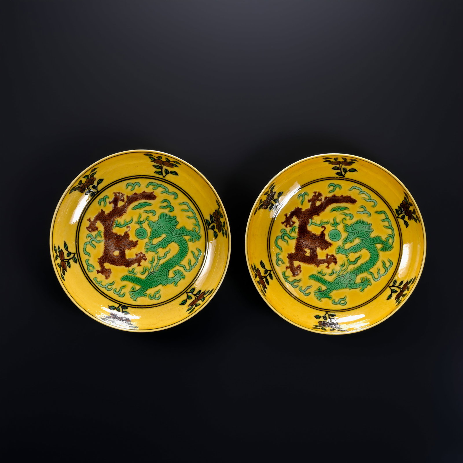 Pair of Qing Dynasty Sancai (Three-Color) Dragon Pattern Plates (1 of 7)