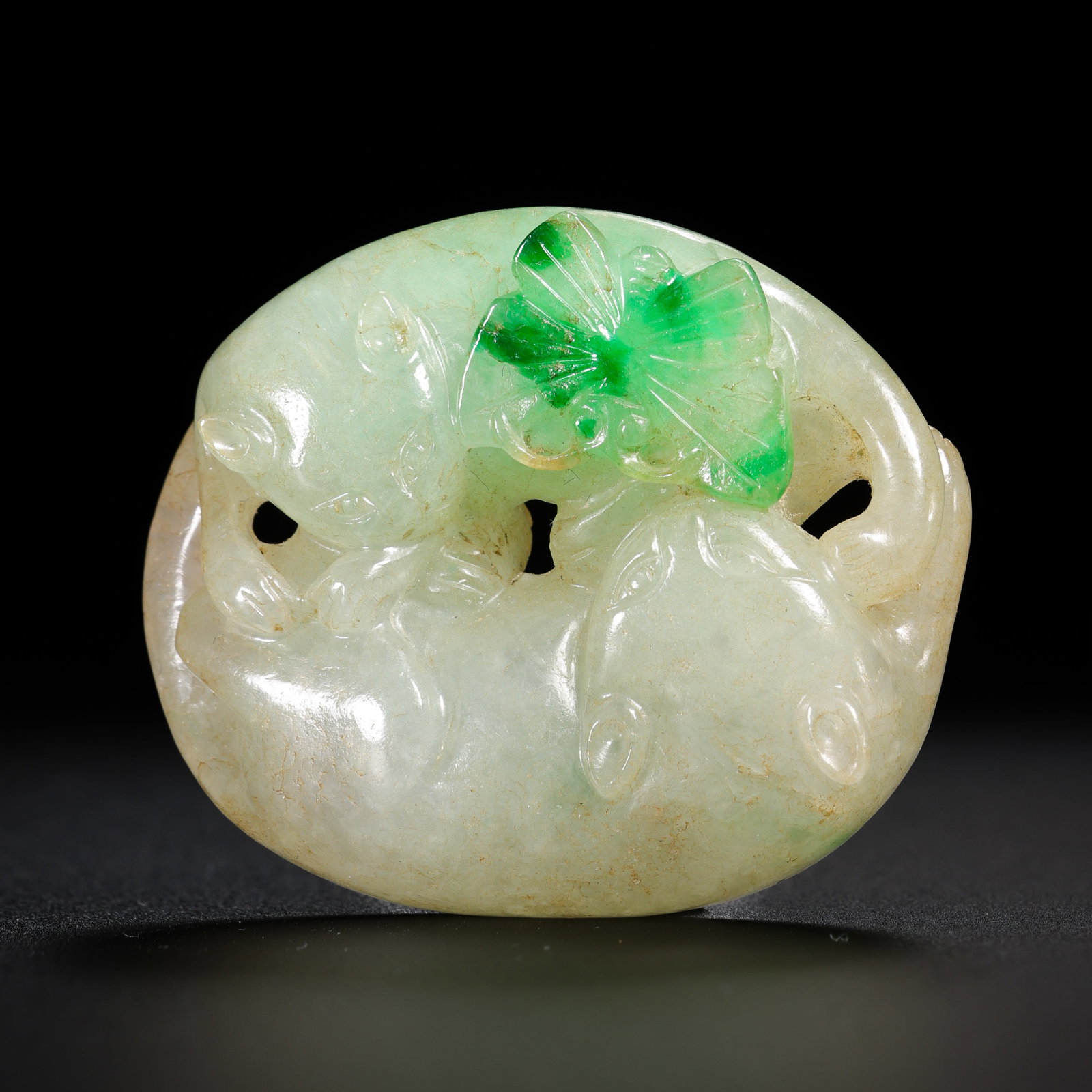 Qing Dynasty Jadeite Skillful Color Double Joy Handpiece: H. 3.6cm.W.4cm.weight.38grams