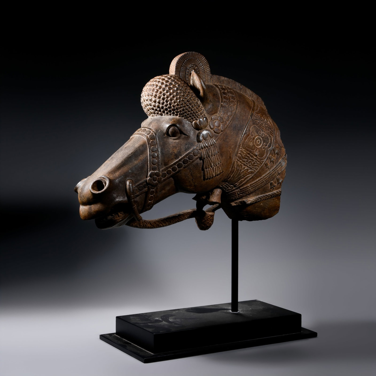 Pre-Ming Dynasty Blue Stone Horse Head: H. 31cm.W.36cm.weight.21320grams