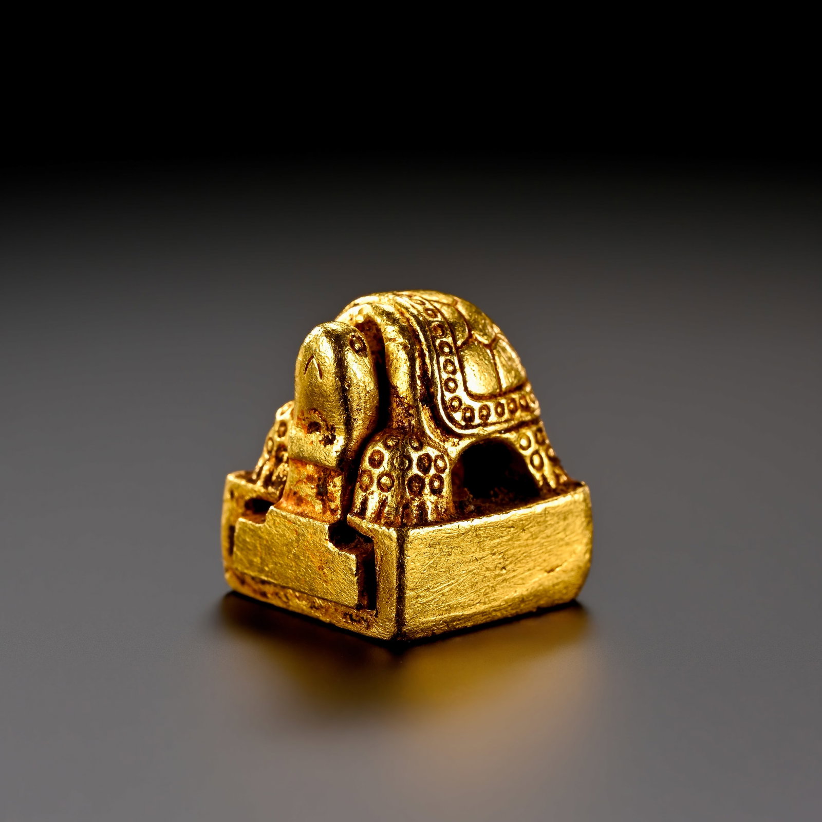 Pre-Ming Dynasty Gold Turtle-Finial Seal: H. 1.4cm.W. 1.3cm.weight. 20.5 grams