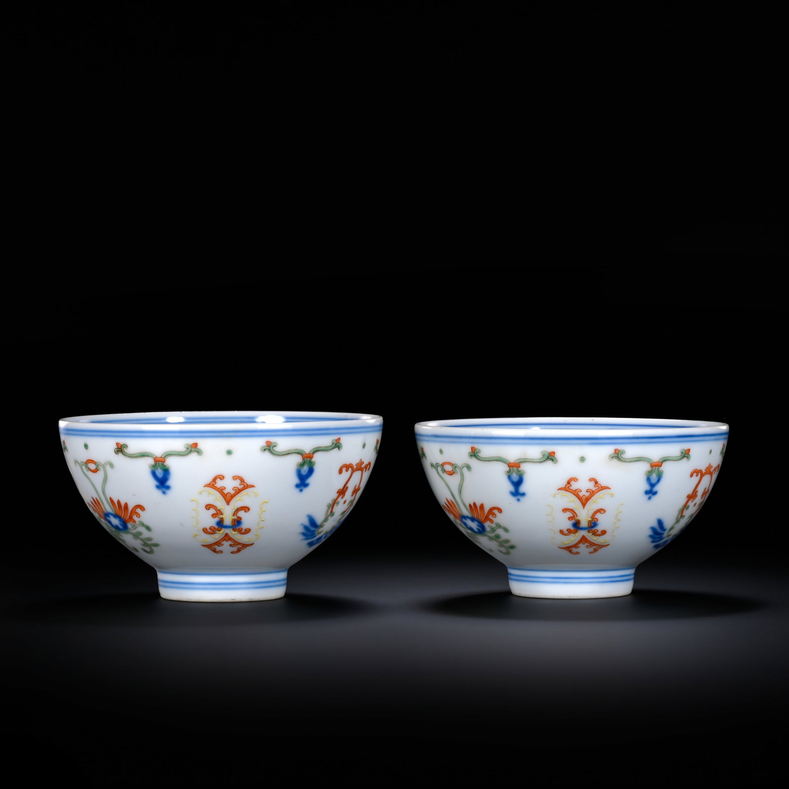 Pair of Qing Dynasty Wucai (Five-Color) Treasure Floral Pattern Bowls: H. 5.5cm.W.10cm.