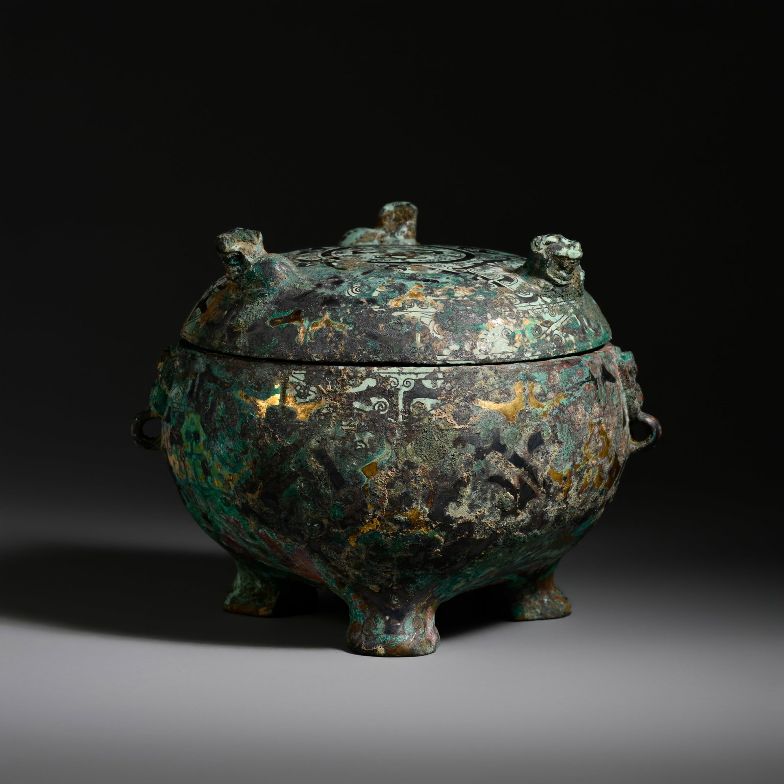 Pre-Ming Dynasty Gold-Inlaid Auspicious Beast-Finial Three-Legged Covered Dun Vessel: H. 19 cm .W. 13cm .weight. 837grams