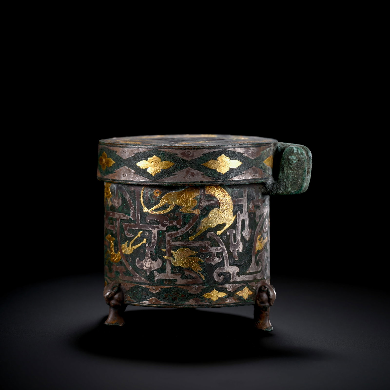 Pre-Ming Dynasty Gold and Silver Inlaid Auspicious Beast Pattern Three-Legged Zhi Vessel: H. 8.5cm.W.10cm.weight.650grams