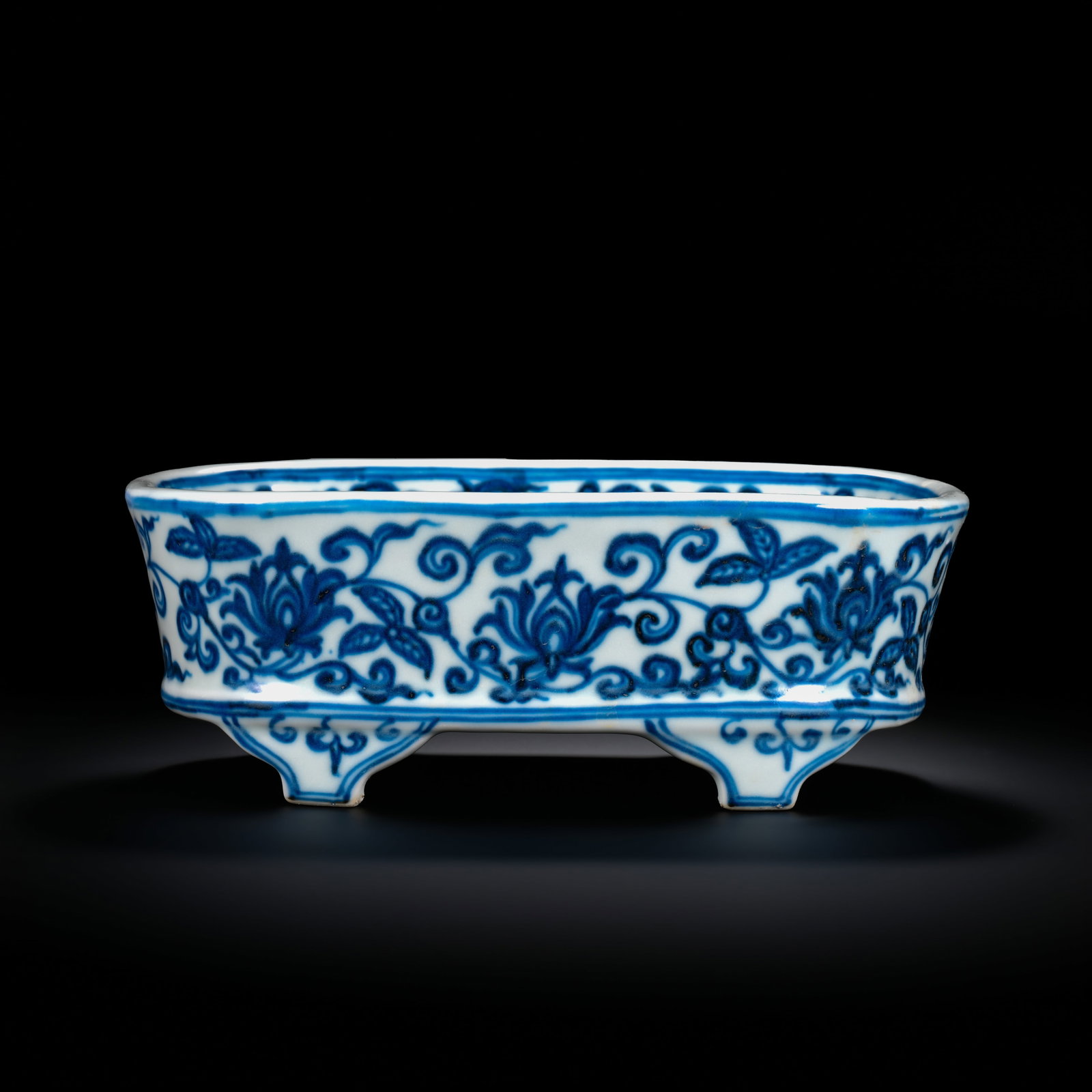 Qing Dynasty Underglaze Blue Interlocking Lotus Rectangular Four-Legged Narcissus Basin: H. 7.5cm.W.21.5cm.