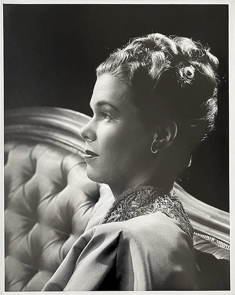 PHILIPPE HALSMAN* (Riga 1906 - 1979 New York): PHILIPPE HALSMAN* (Riga 1906 - 1979 New York)Society matron Mrs. Clapp, around 1960gelatin silver print 25,3 x 20,3 cmverso photographer's stampSCHÄTZPREIS / ESTIM