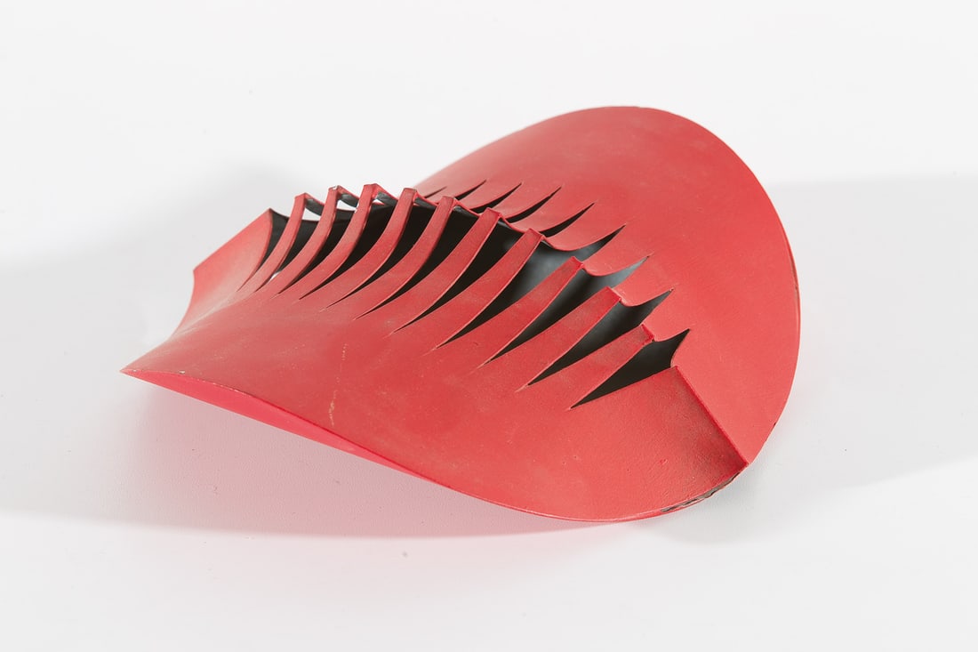 Alois Heidel* (Vienna 1915 - 1990 Vienna): Alois Heidel* (Vienna 1915 - 1990 Vienna)Red fern leafmetal, painted 5 x 15,5 x 16,5 cmSCHÄTZPREIS / ESTIMATE °€ 250 - 400STARTPREIS / STARTING PRICE °€ 250</