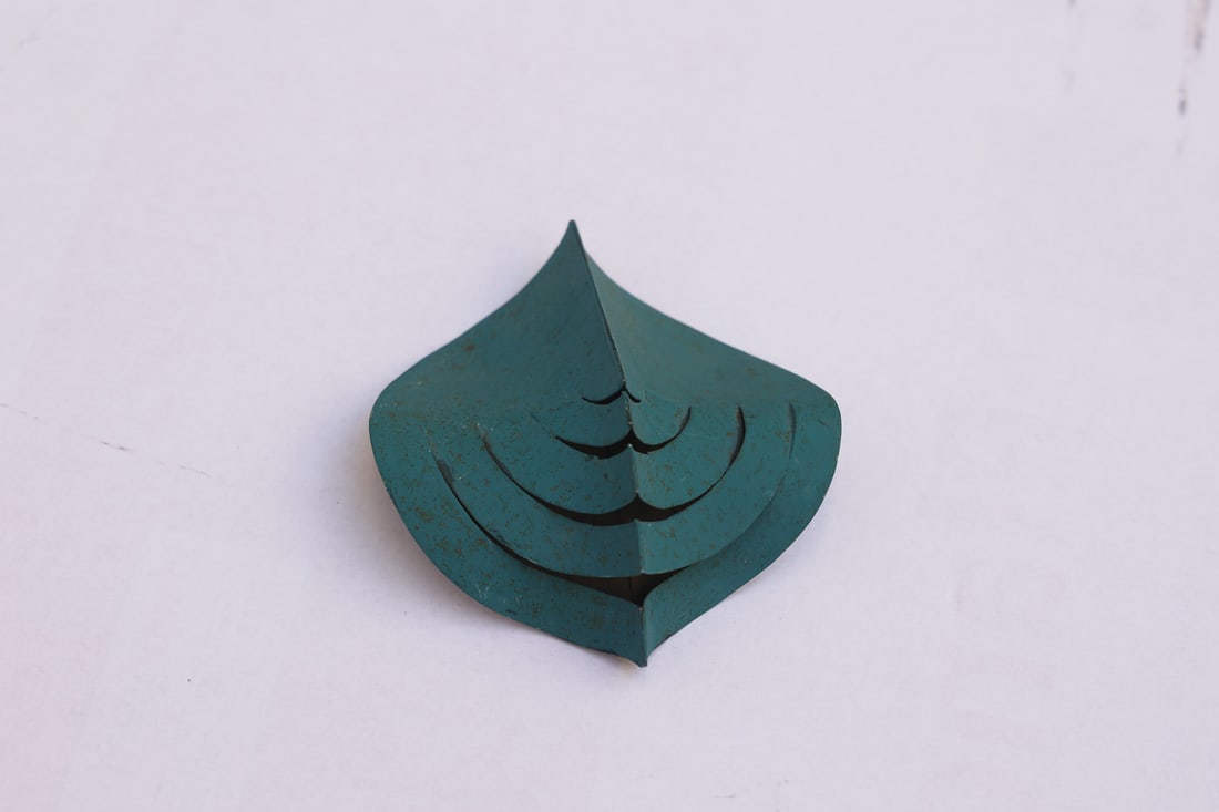 Alois Heidel* (Vienna 1915 - 1990 Vienna): Alois Heidel* (Vienna 1915 - 1990 Vienna)Composition in petrol bluemetal, painted 3,5 x 9,2 x 8,7 cmSCHÄTZPREIS / ESTIMATE °€ 200 - 400STARTPREIS / STARTING PRICE