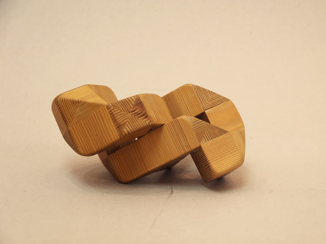 Alois Heidel* (Vienna 1915 - 1990 Vienna): Alois Heidel* (Vienna 1915 - 1990 Vienna)Geometric snake, 1983wood 10,5 x 32 x 15 cmsigned Heidel, dated 1983SCHÄTZPREIS / ESTIMATE °€ 300 - 500STARTPREIS / S