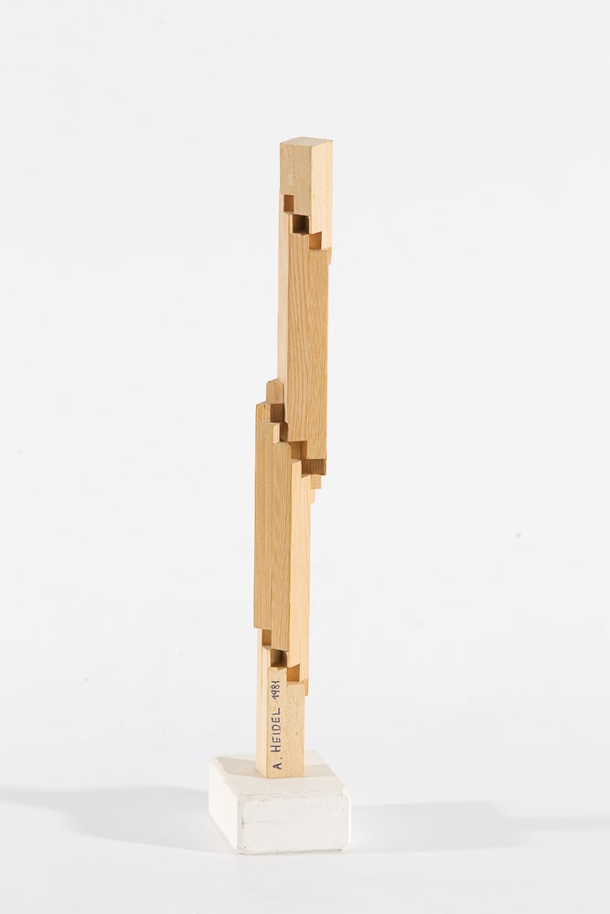 Alois Heidel* (Vienna 1915 - 1990 Vienna): Alois Heidel* (Vienna 1915 - 1990 Vienna)Figure, 1981wood 33,5 x 7 x 5 cmsigned A. Heidel, dated 1981SCHÄTZPREIS / ESTIMATE °€ 250 - 400STARTPREIS / STARTING