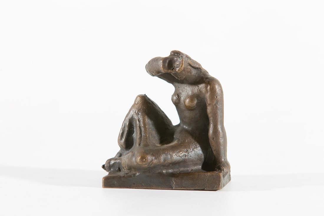 Hans Knesl* (Bad Pirawarth 1905 - 1971 Vienna): Hans Knesl* (Bad Pirawarth 1905 - 1971 Vienna)Mourning woman, 1948bronze 8,5 x 7,5 x 5 cmsigned Knesl, dated 1948numbered 4/7SCHÄTZPREIS / ESTIMATE °€ 300 - 5