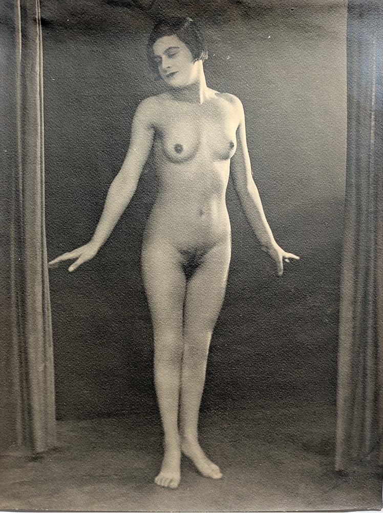 Eugen Wildgatsch* (Aussig 1888 - 1958 Linz): Eugen Wildgatsch* (Aussig 1888 - 1958 Linz) Standing nude, around 1930 gelatin silver print 29 x 21,5 cm SCHÄTZPREIS / ESTIMATE € 350 - 600 STARTPREIS / STARTING PRICE