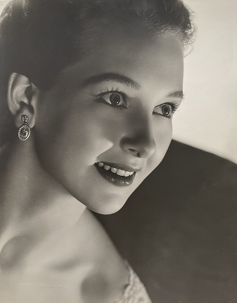 Clarence Sinclair Bull* (Sun River 1896 – 1979 Los Angeles): Clarence Sinclair Bull* (Sun River 1896 – 1979 Los Angeles) Actress and dancer Taina Elg gelatin silver print 34 x 26,5 cm blind stamp verso photographer's stamp SCHÄTZ