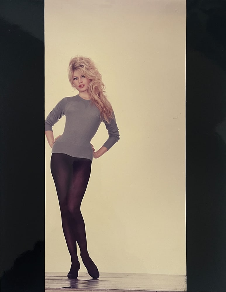 Sam Levin* (Kharkiv 1904 – 1992 Paris): Sam Levin* (Kharkiv 1904 – 1992 Paris) Brigitte Bardot, 1960s chromogenic print on Kodak Professional paper 29,8 x 23,1 cm SCHÄTZPREIS / ESTIMATE € 250 - 350 STARTPRE