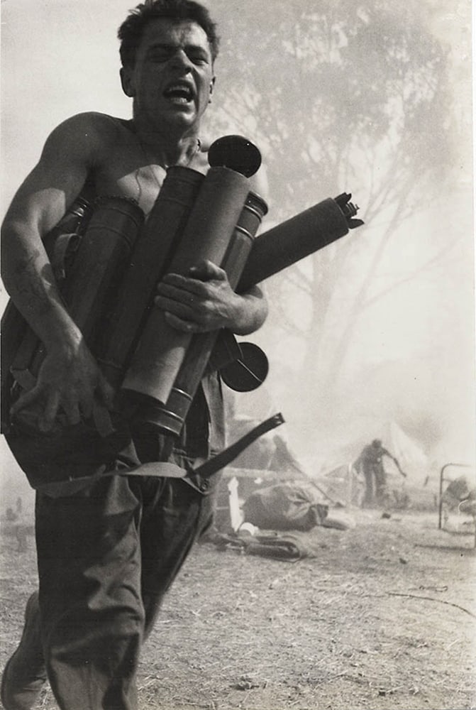 Ian Berry* (born 1934 in Preston): Ian Berry* (bonr 1934 in Preston) Replenishment gelatin silver print 25,5 x 17 cm verso photographer’s stamp and VISA agency stamp SCHÄTZPREIS / ESTIMATE € 150 - 250</