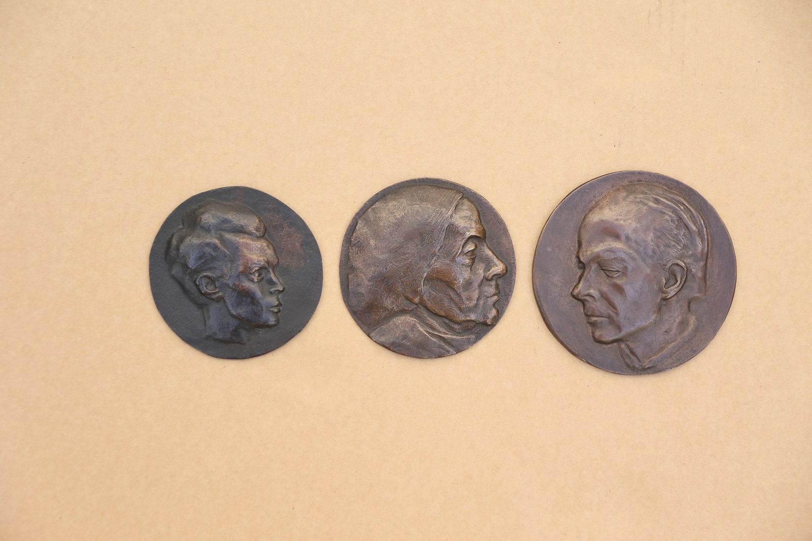 Béni Ferenczy* (St. Andrä 1890 - 1967 Budapest): Béni Ferenczy* (St. Andrä 1890 - 1967 Budapest) Bundle of 3 bronzes bronze c. 10 x 10 cm verso monogrammed and dated FB 50 SCHÄTZPREIS / ESTIMATE °̈́