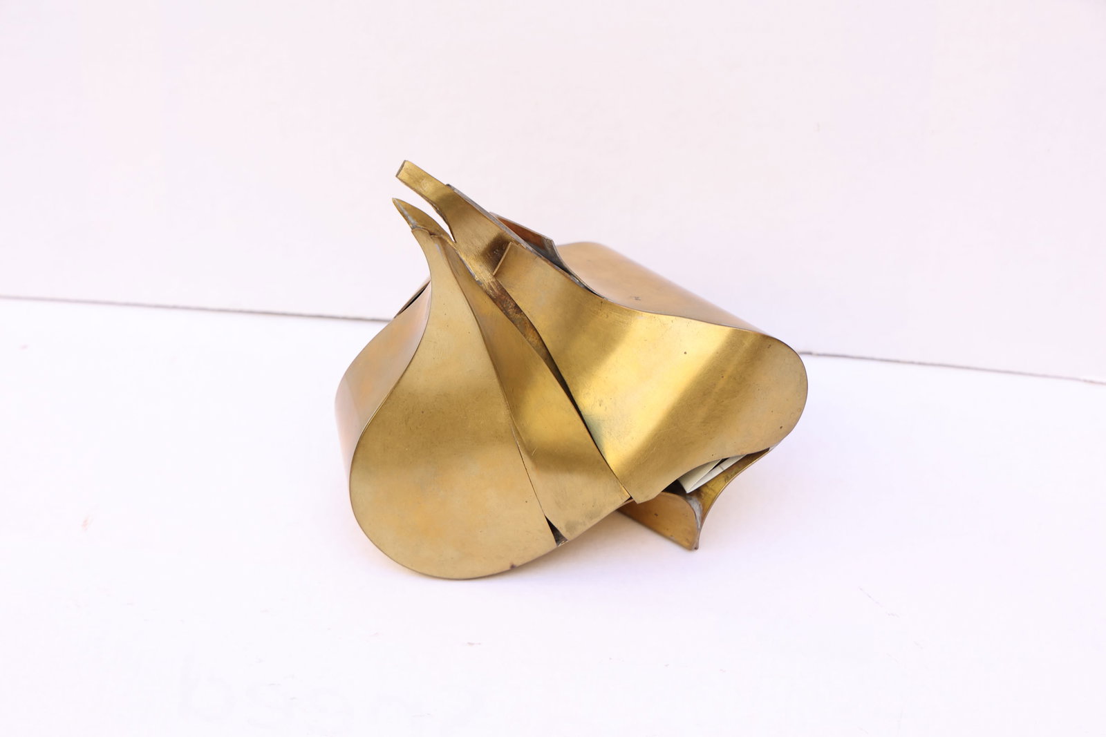 Alois Heidel* (Vienna 1915 - 1990 Vienna): Alois Heidel* (Vienna 1915 - 1990 Vienna) Germinating onion, 1989 brass 17 x 15 x 10,7 cm signed Heidel, dated 1989 SCHÄTZPREIS / ESTIMATE °€ 250 - 400
