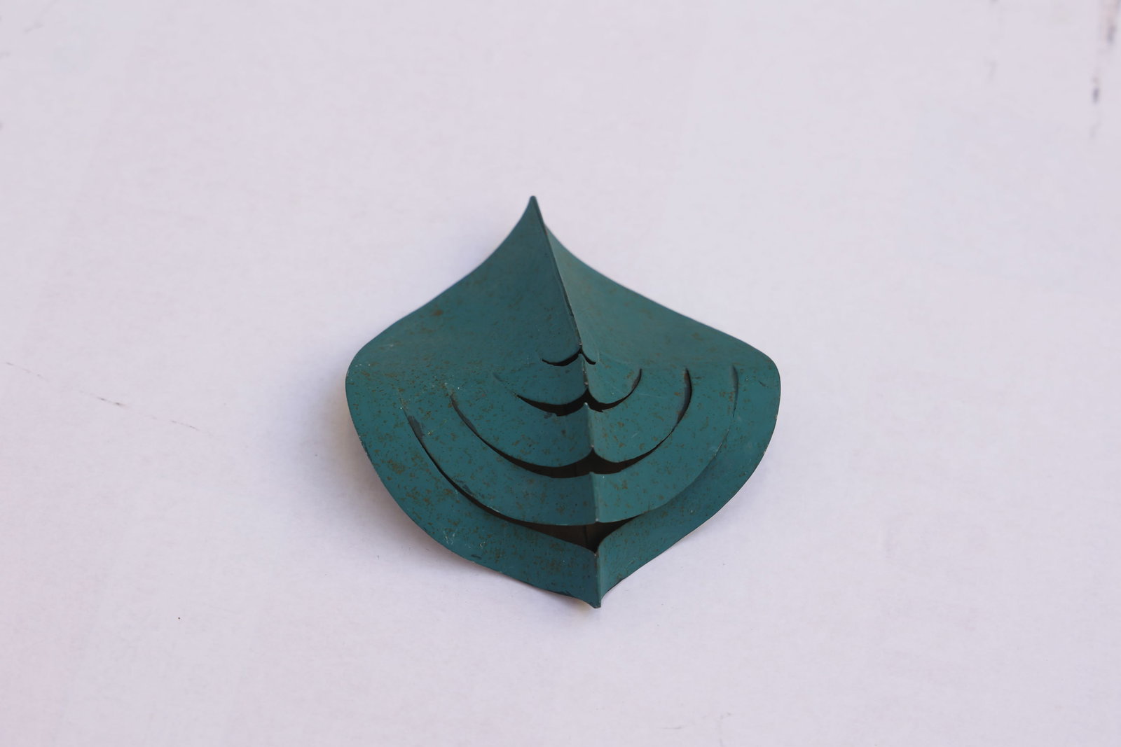 Alois Heidel* (Vienna 1915 - 1990 Vienna): Alois Heidel* (Vienna 1915 - 1990 Vienna) Composition in Petrol blue metal, painted 3,5 x 9,2 x 8,7 cm SCHÄTZPREIS / ESTIMATE °€ 150 - 300 STARTPREIS / STAR