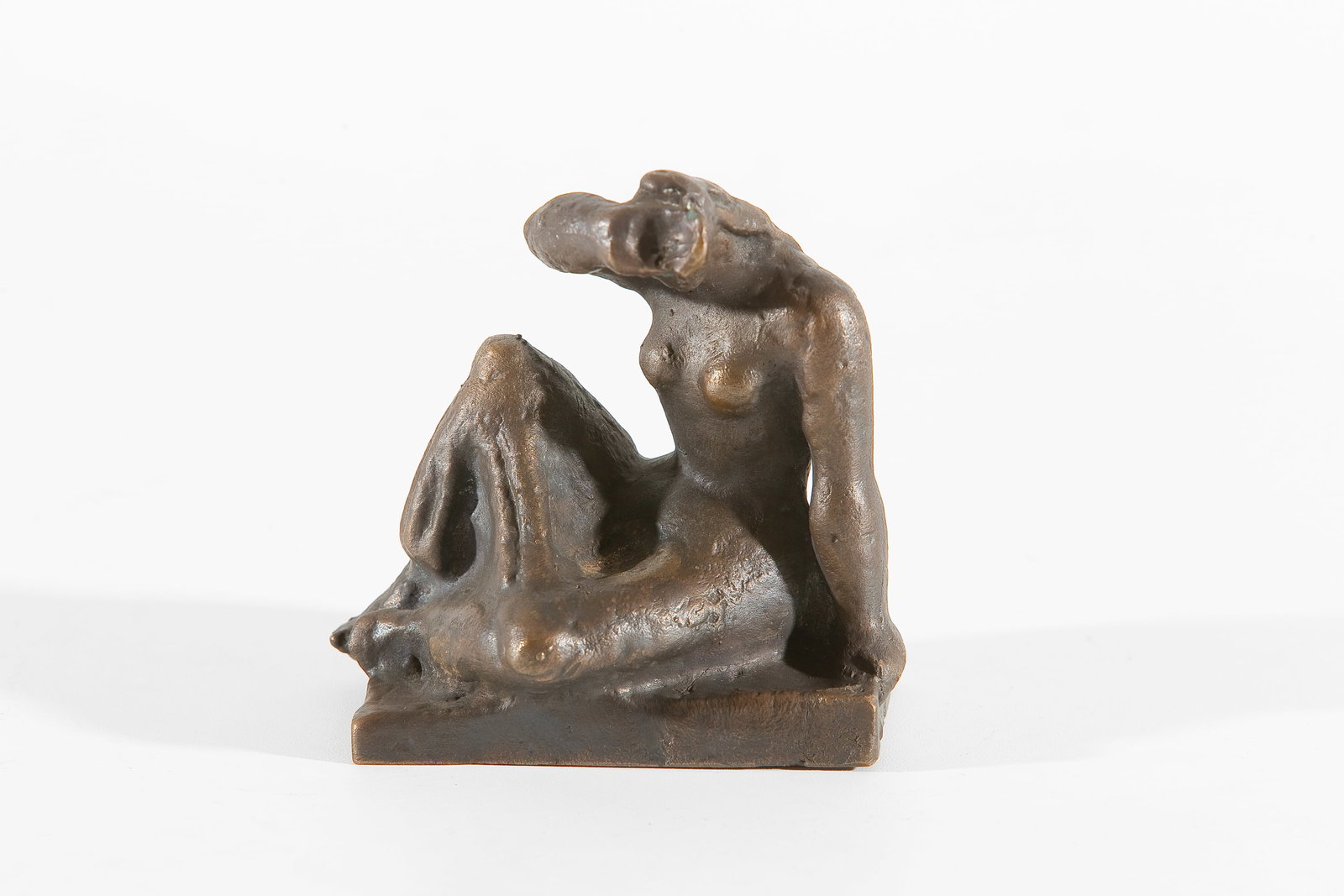 Hans Knesl* (Bad Pirawarth 1905 - 1971 Vienna): Hans Knesl* (Bad Pirawarth 1905 - 1971 Vienna) Mourning woman, 1948 bronze 8,5 x 7,5 x 5 cm signed Knesl, dated 1948 numbered 2/7 SCHÄTZPREIS / ESTIMATE °S