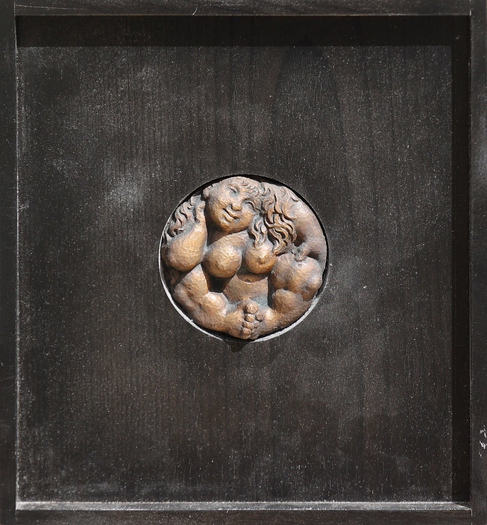 Rudolf Schwaiger* (Ebensee 1924 - 1979 Viena): Rudolf Schwaiger* (Ebensee 1924 - 1979 Viena) Nude bronze 10 x 10 x 1 cm SCHÄTZPREIS / ESTIMATE °€ 200 - 400 STARTPREIS / STARTING PRICE °€ 200 Rudolf Schwaiger was an