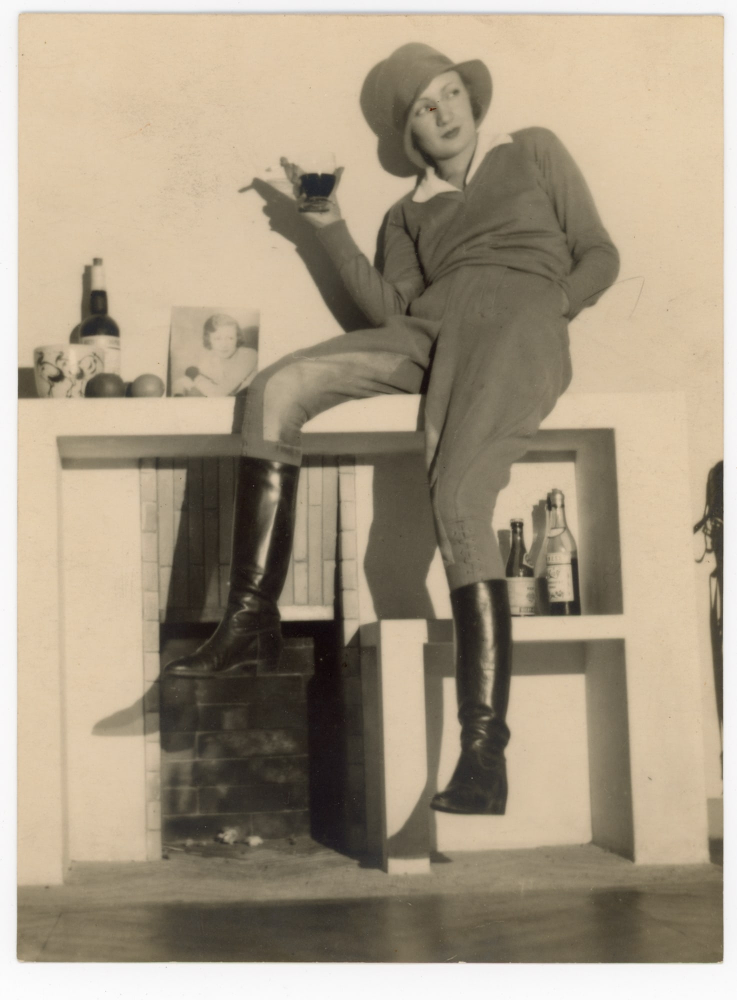 Marc Henri Noel Allegret* (Basel 1900 - 1973 Paris ): Marc Henri Noel Allegret* (Basel 1900 - 1973 Paris ) Mona Goya, ca 1930 gelatine silver print, 21 x 16 cm Annotations in pencil SCHÄTZPREIS / ESTIMATE € 150 - 300 STARTPREIS / STARTING PRICE