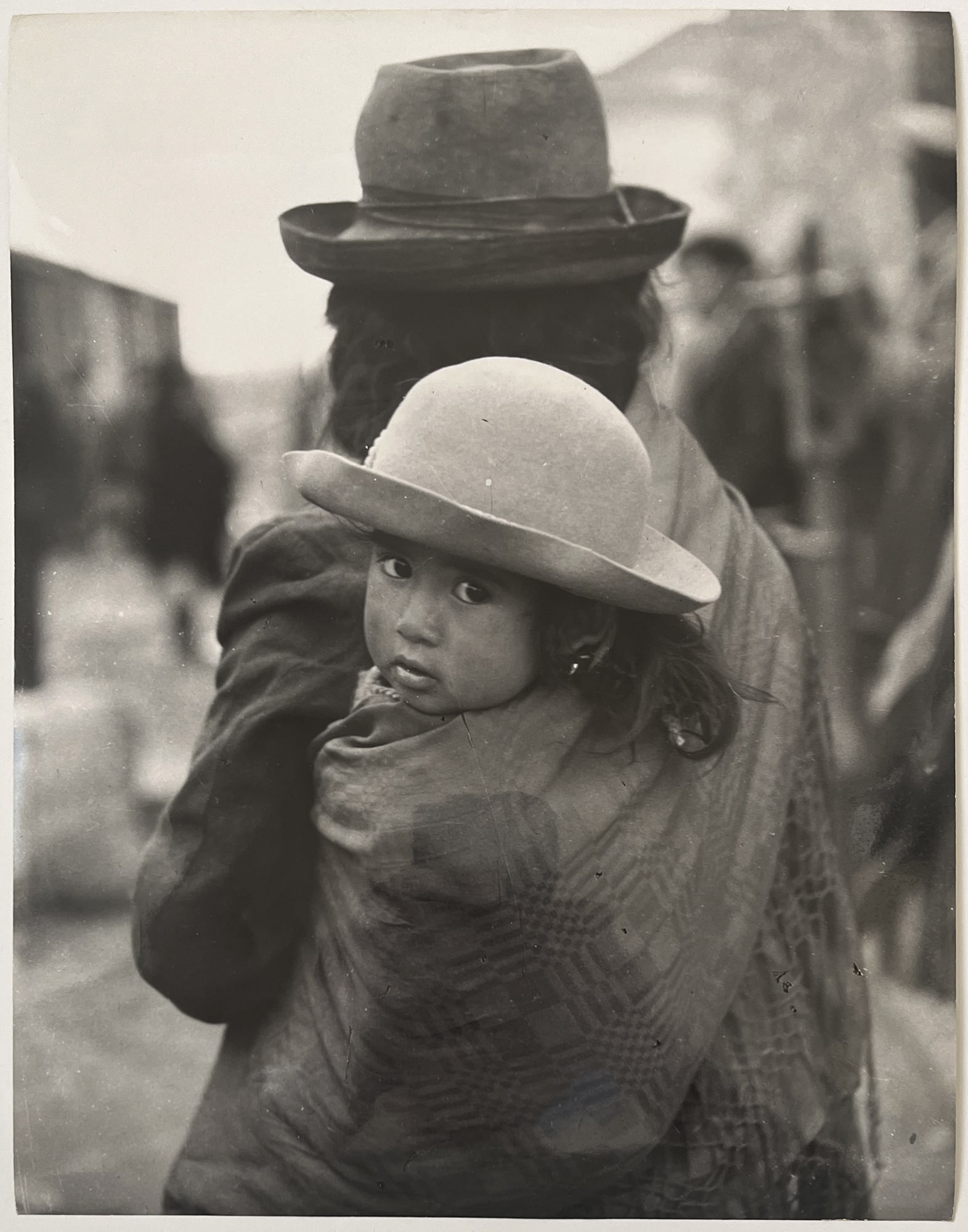 Paul Almasy* (Budapest 1906 - 2003 Jouars-Pontchartrain): Paul Almasy* (Budapest 1906 - 2003 Jouars-Pontchartrain) Mother and child, Bolivia, around 1960 vintage gelatin silver print 30,3 x 23,5 cm verso photographer’s stamp SCHÄT