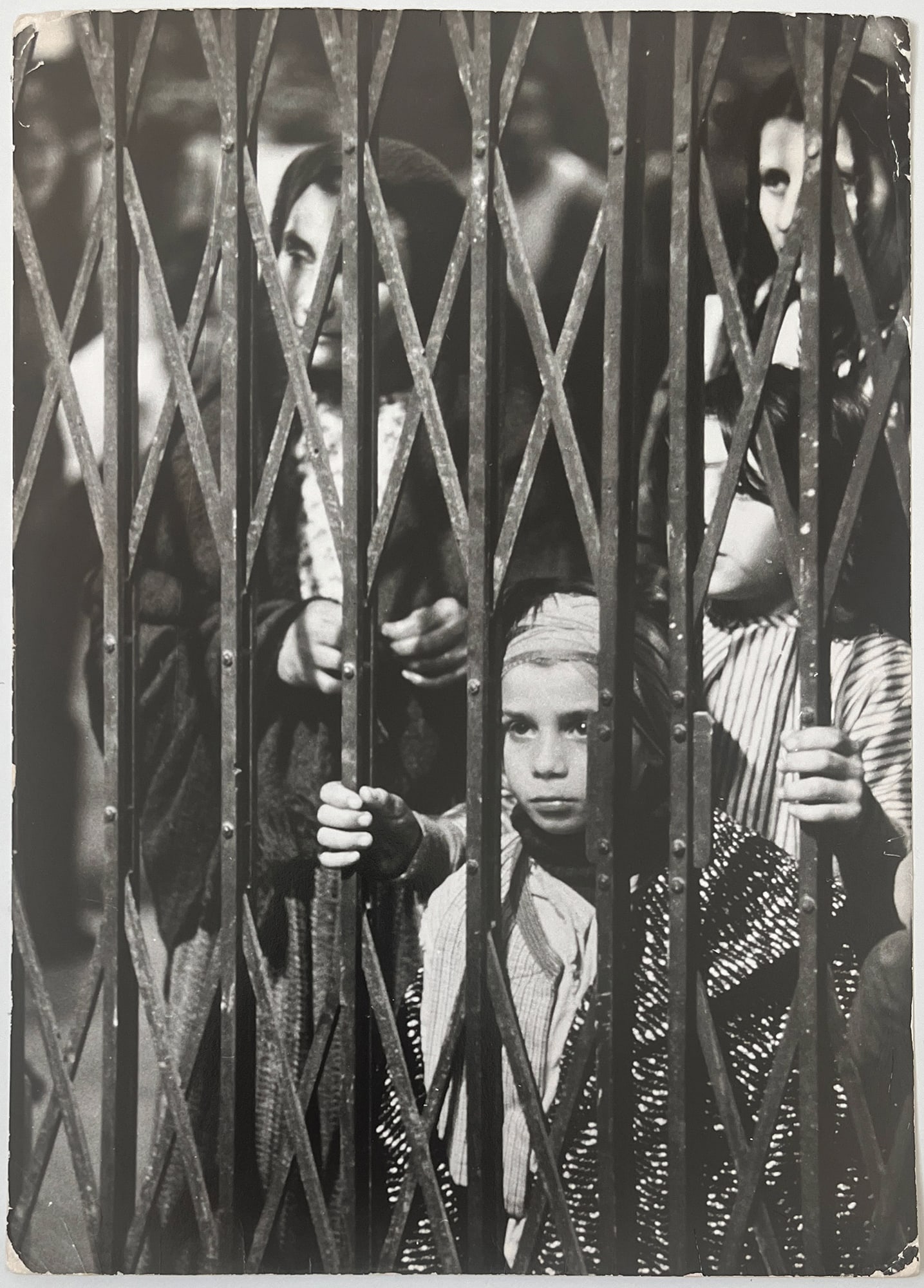Antony Armstrong-Jones (Lord Snowdon)* (London 1930 - 2017 Kensington): Antony Armstrong-Jones (Lord Snowdon)* (London 1930 - 2017 Kensington) Turkish family watches the Orient Express depart vintage gelatin silver print 30,2 x 21,7 cm verso inscribed Trukish family watch