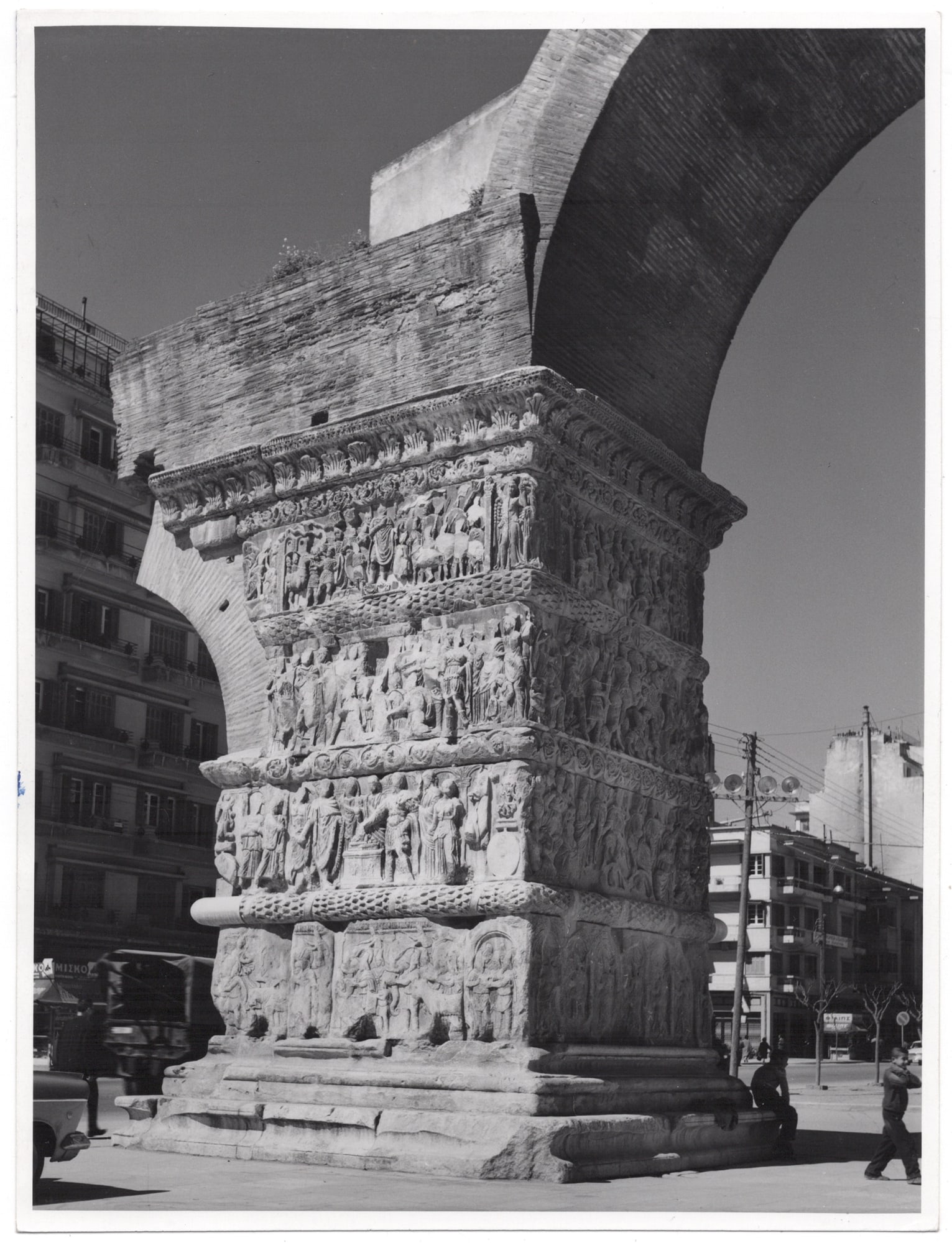 Lala Aufsberg* (Sonthofen 1907 - 1976 Sonthofen): Lala Aufsberg* (Sonthofen 1907 - 1976 Sonthofen) Greece, Saloniki, Triumphal Arch of Emperor Galerius, 297 AC vintage gelatin silver print 23,5 x 17,8 cm verso photographer’s stamps