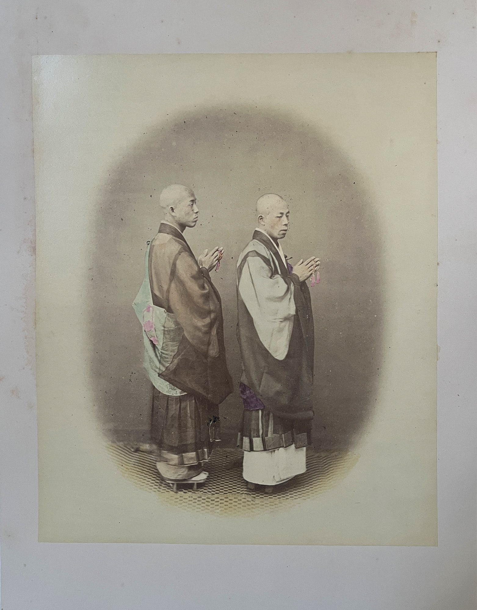 Felice Beato (Venice, Italy 1832–1909 Florence, Italy): Felice Beato (Venice, Italy 1832–1909 Florence, Italy) Buddist monks, priests of Zen Shu, around 1866/1867 hand-colored albumen print 28,2 x 23,1 cm SCHÄTZPREIS / ESTIMATE &eur