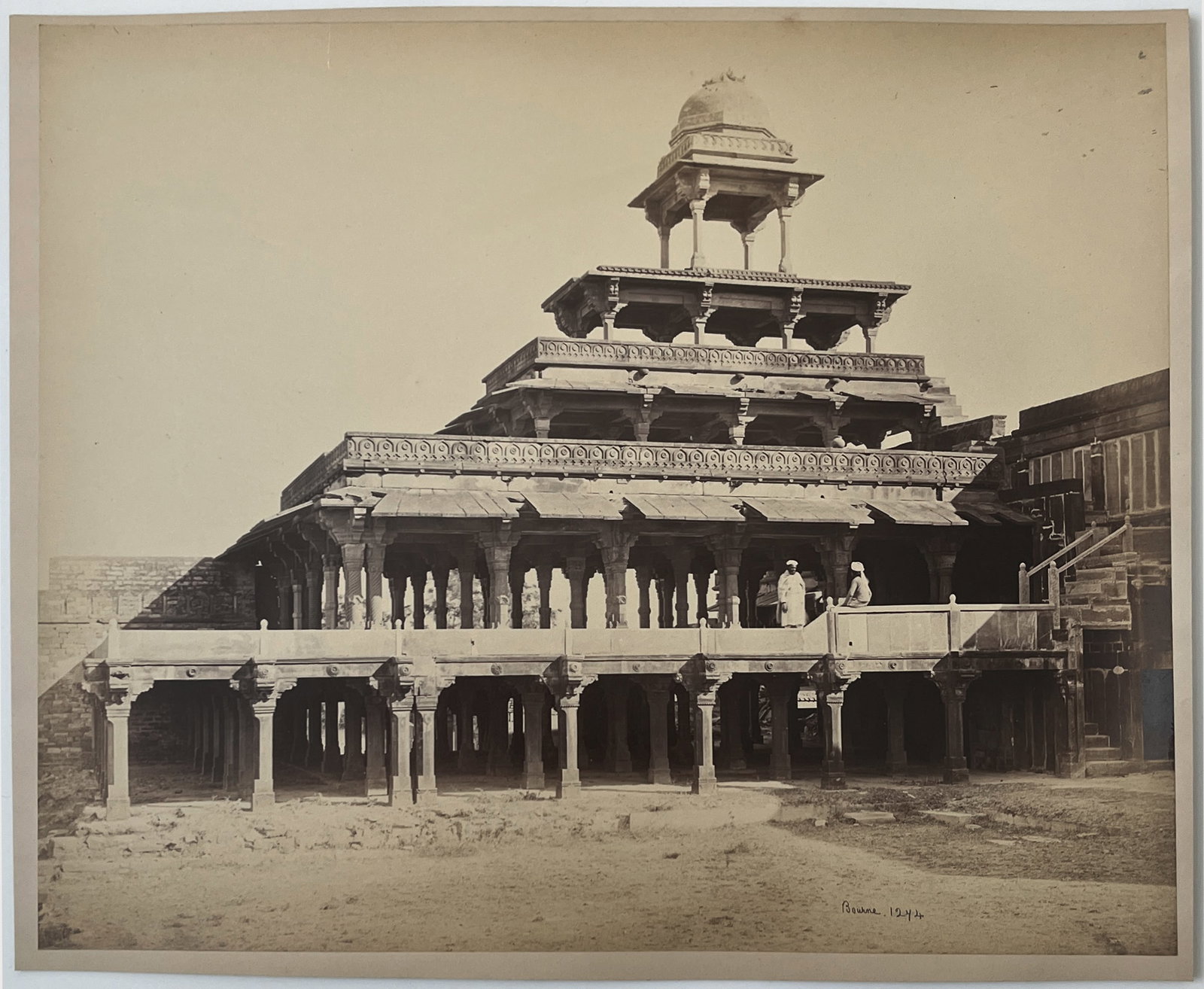Samuel Bourne (Mucklestone 1834–1912 Nottingham): Samuel Bourne (Mucklestone 1834–1912 Nottingham) Panch Mahal Palace, Fatehpur Sikri, India, around 1865 albumen print 23,8x 29,3 cm signed by the photographer in the negative in lower right mounted