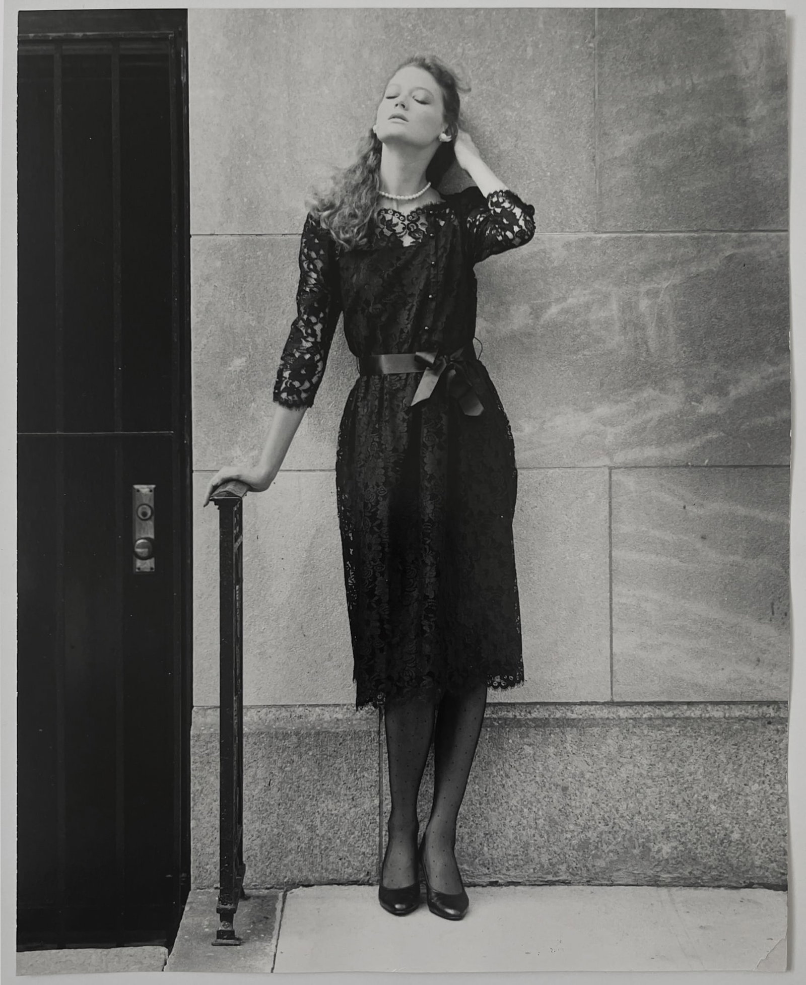 Joel Brodsky* (Brooklyn 1939 - 2007 Stamford): Joel Brodsky* (Brooklyn 1939 - 2007 Stamford) Fashion model, 1960s vintage gelatin silver print 29 x 23,3 cm verso photographer’s stamp SCHÄTZPREIS / ESTIMATE € 250 -