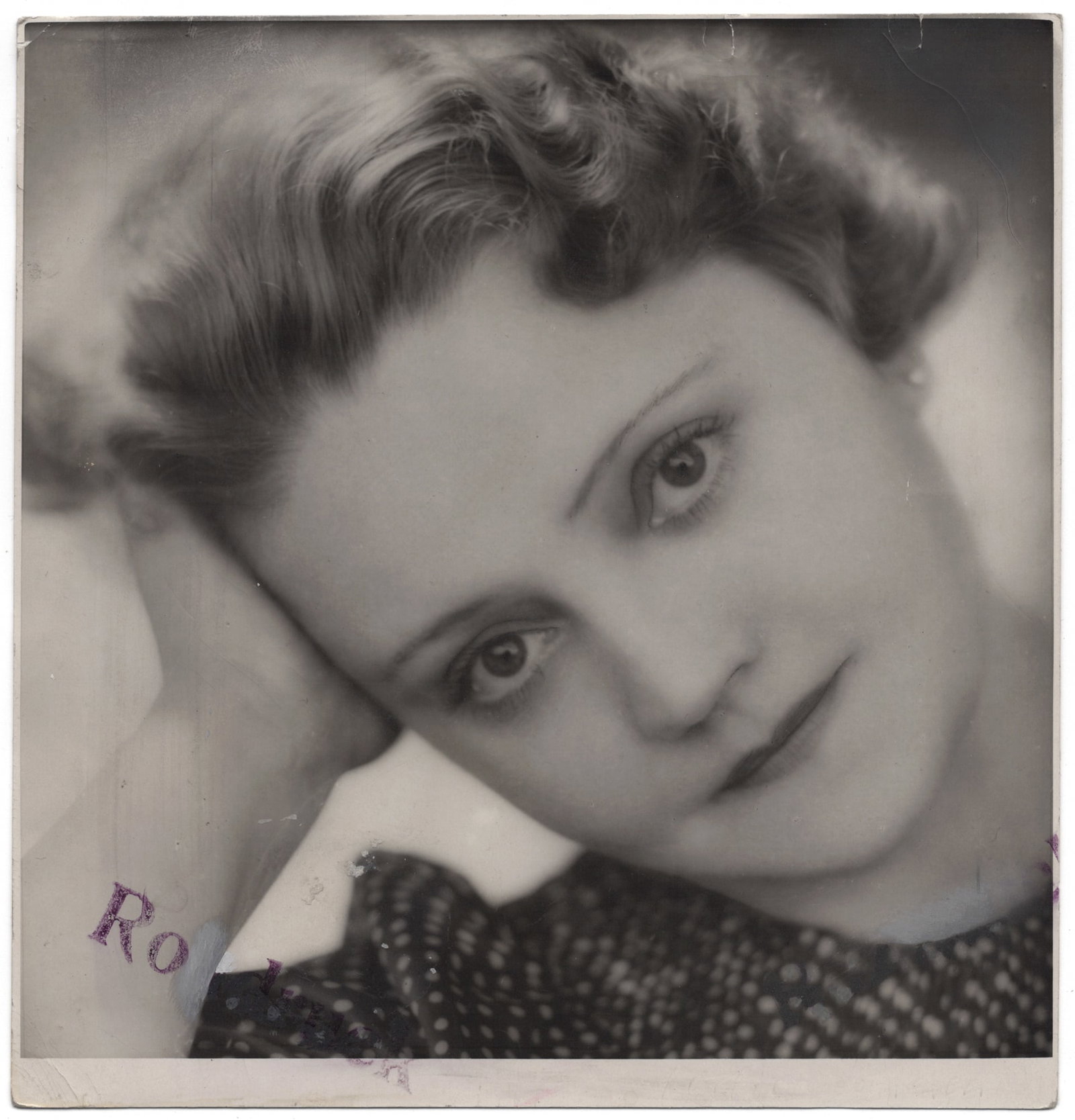 Rosemarie Clausen* (Großziethen 1907 - 1990 Hamburg): Rosemarie Clausen* (Großziethen 1907 - 1990 Hamburg) Rosl Seegers, vintage gelatin silver print 17.8 x 17 cm verso photographer’s stamp SCHÄTZPREIS / ESTIMATE € 150 -