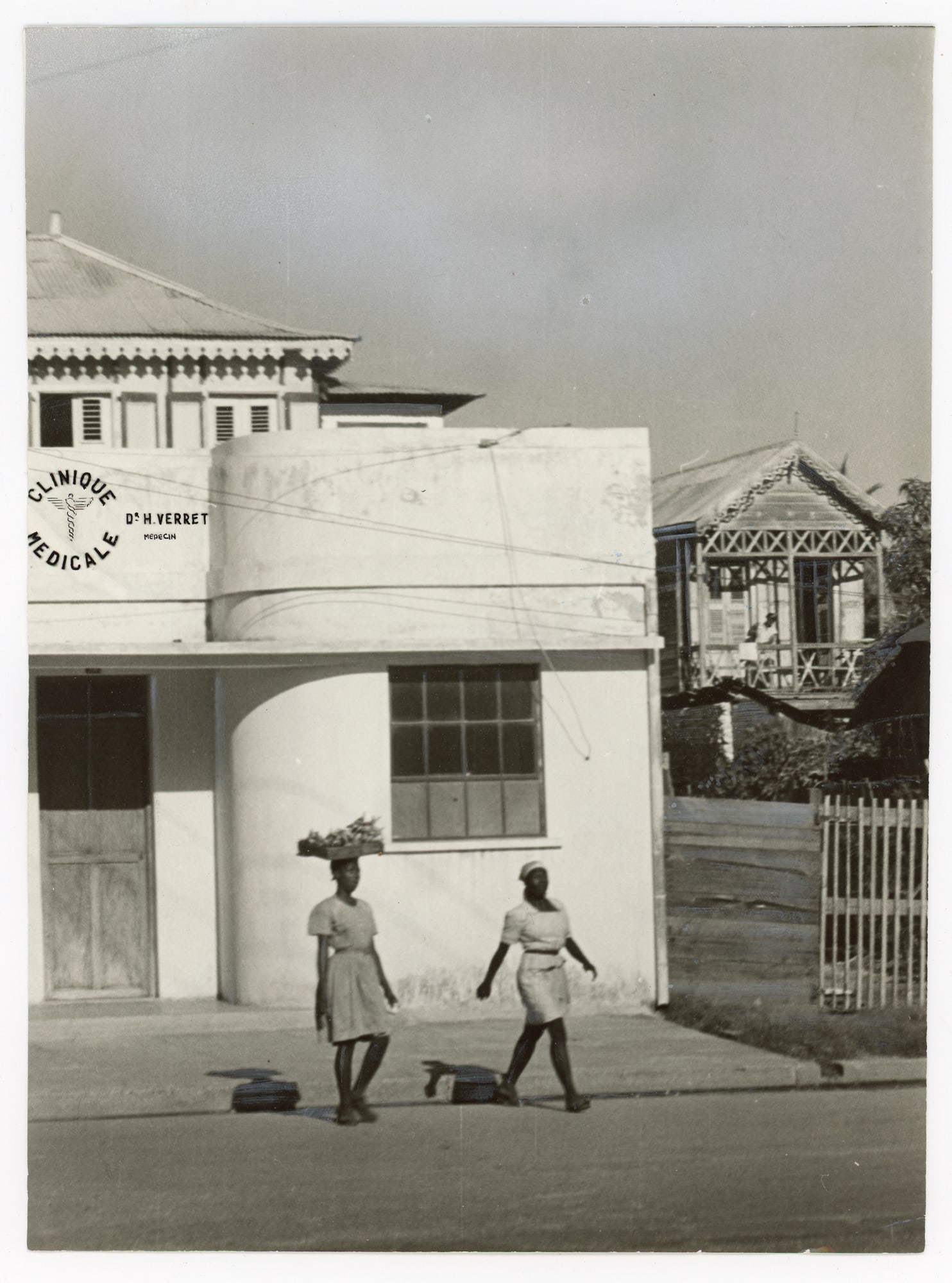 Denise Colomb* (Paris 1902 - 2004 Paris): Denise Colomb* (Paris 1902 - 2004 Paris) Haiti Hospital, ca 1960 gelatin silver print 23,5 x 17,5 cm verso photographer’s stamp and annotations SCHÄTZPREIS / ESTIMATE &euro