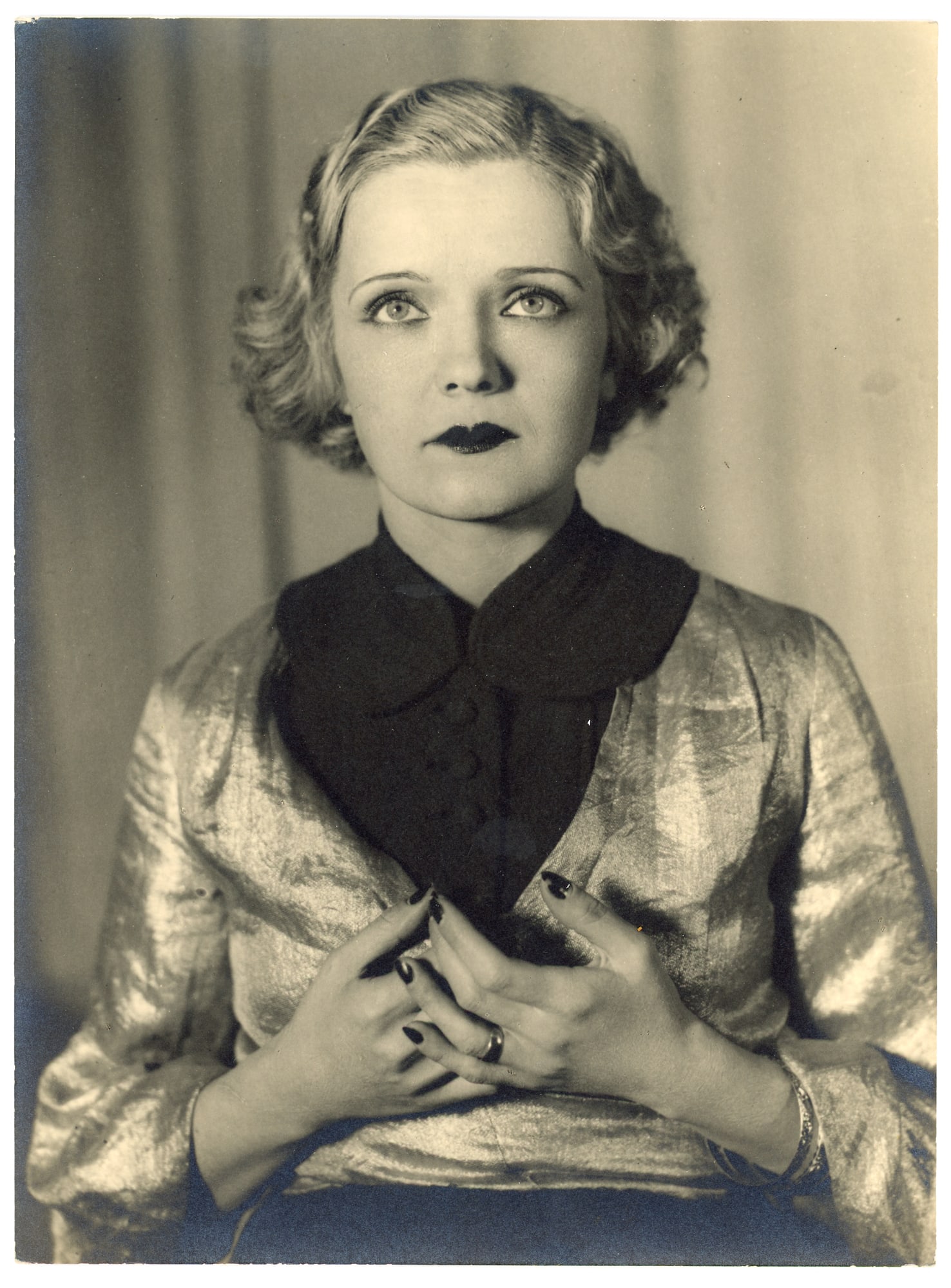 Hans Dietrich (Mähren 1868 - 1950 Maria Zell): Hans Dietrich (Mähren 1868 - 1950 Maria Zell) Portrait of an actress, ca 1930 gelatin silver print 23,5 x 17,5 cm verso photographer’s stamp SCHÄTZPREIS / ESTIMATE € 1