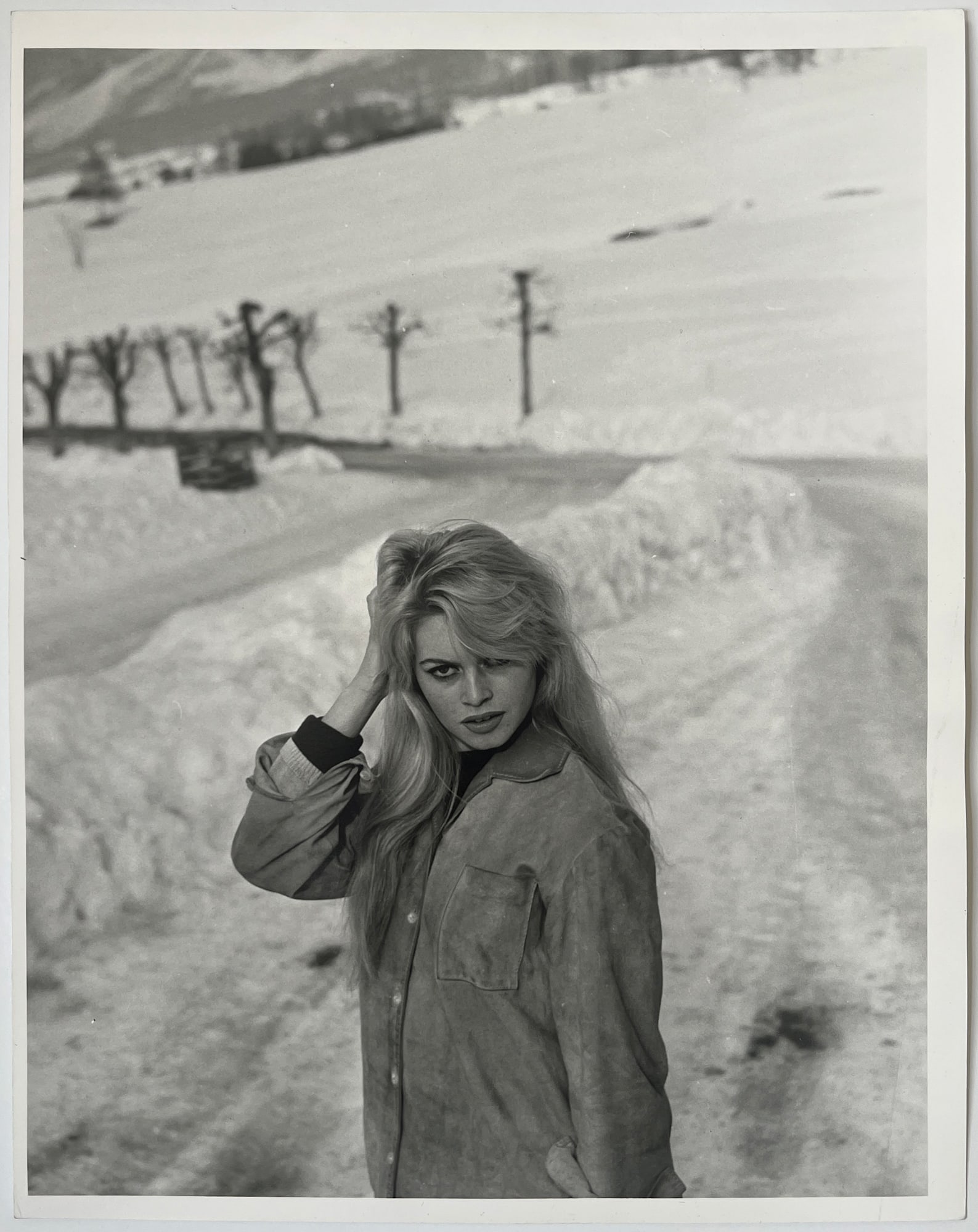 Aldo Durazzi (DUFOTO)* (Milan 1925 - 1990 Rome): Aldo Durazzi (DUFOTO)* (Milan 1925 - 1990 Rome) Brigitte Bardot in Cortina d’Ampezzo, 1958 vintage gelatin silver print 30,4 x 23,8 cm Dufoto Agency stamp verso SCHÄTZPREIS / ESTIMATE € 250 -